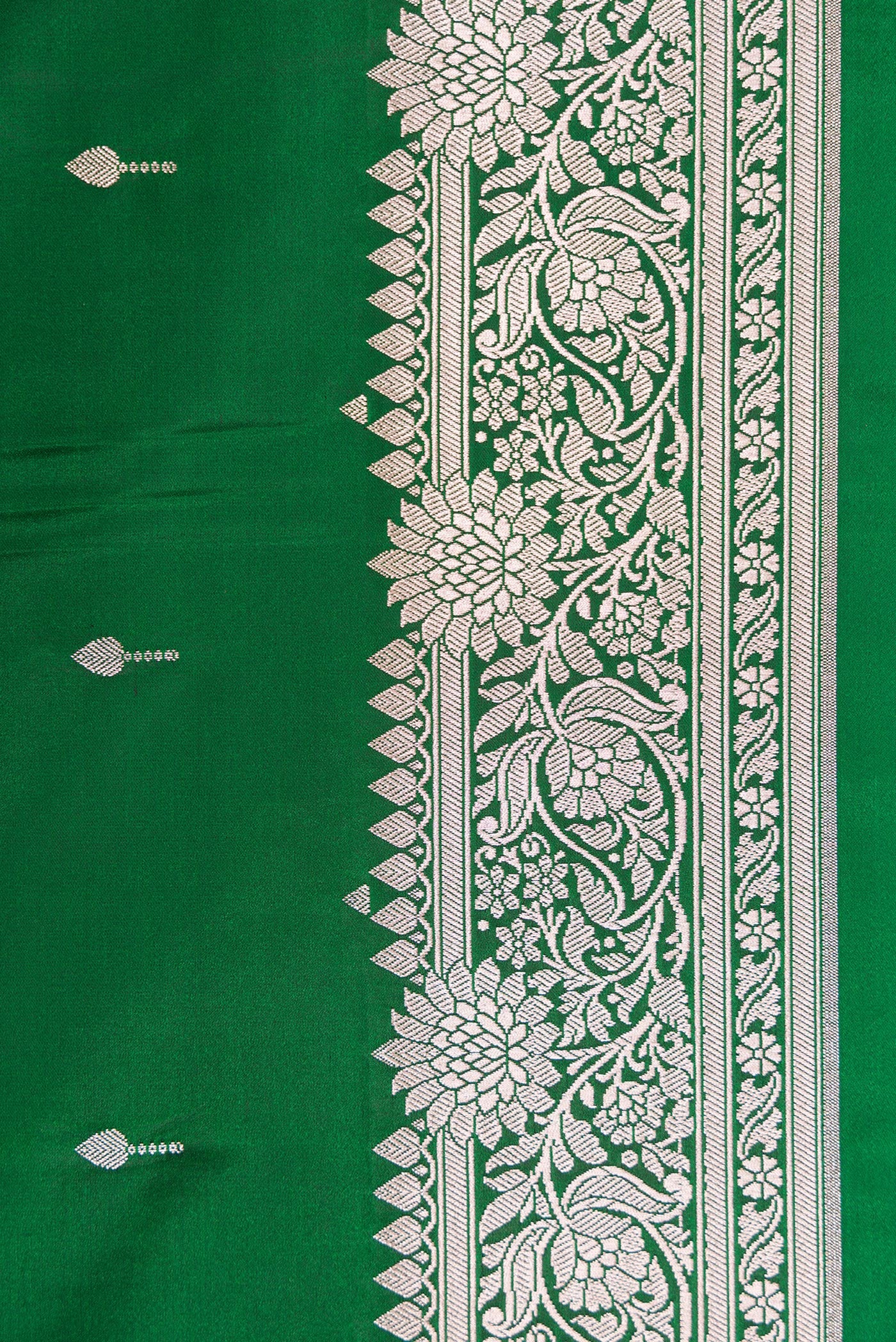 Border image of Bottle Green Dual Tone Banarasi Silk Saree with Zari Butta on the body and Zari Border. 