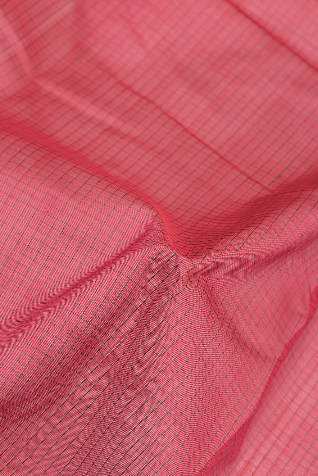 Close up of Pink Dual Tone Silk Cotton Saree with Checked design on the body and Zari Border.  displaying folds