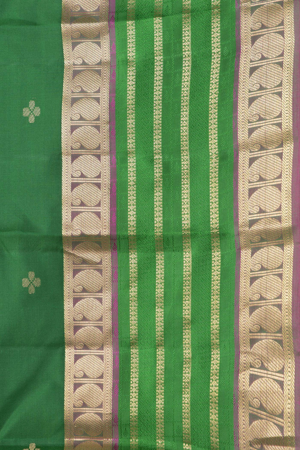 Border image of Bottle Green Dual Tone Kanchipuram Silk Saree with Zari Butta on the body and Zari And Thread Border. 