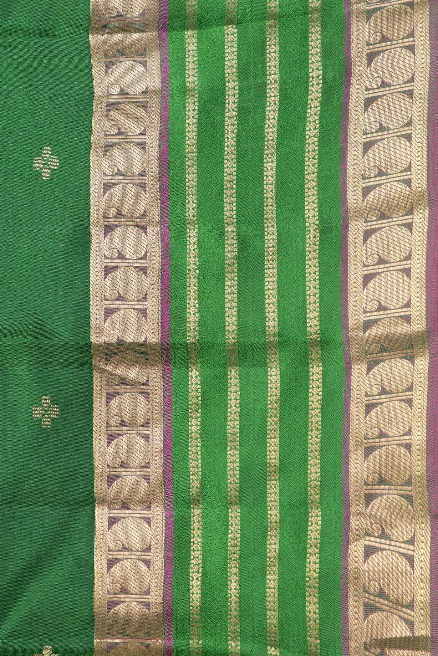 Border image of Bottle Green Dual Tone Kanchipuram Silk Saree with Zari Butta on the body and Zari And Thread Border. 