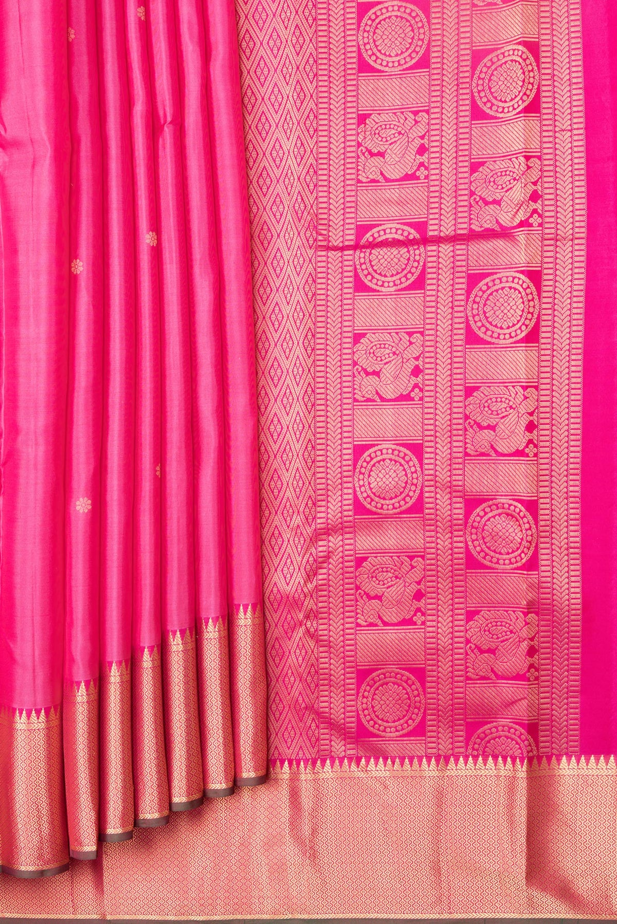 Pleats and pallu of Pink Dual Tone Kanchipuram Silk Saree with Stripes on the body and Zari Border. 