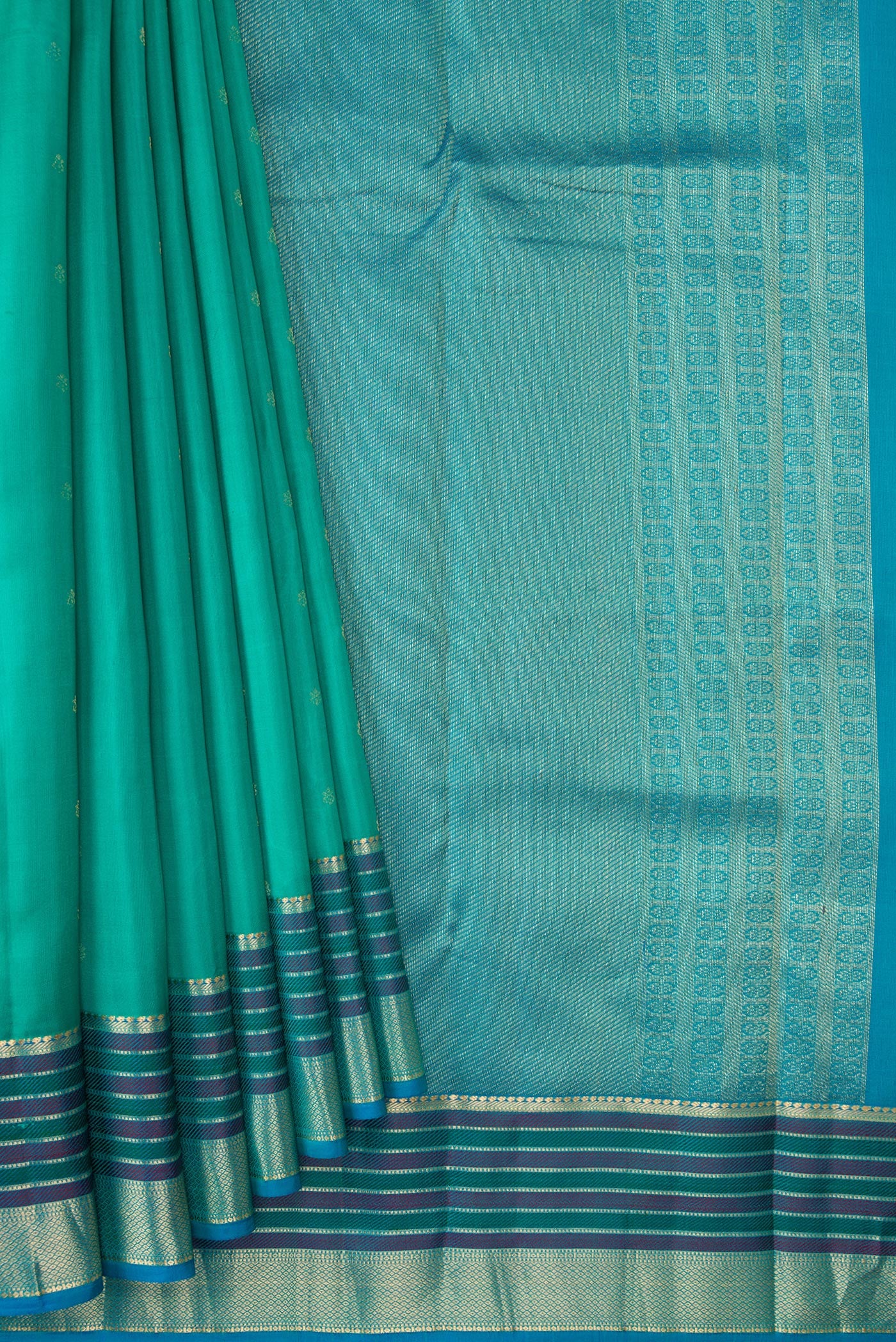 Pleats and pallu of Sea Green Dual Tone Kanchipuram Silk Saree with Zari Butta on the body and Zari And Thread Border. 