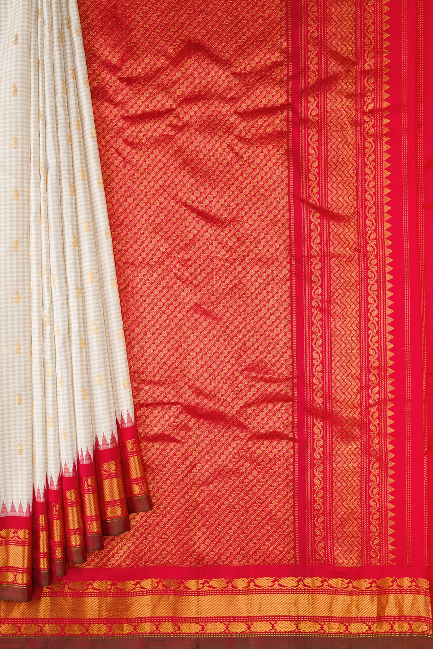 Pleats and pallu of Off White Dual Tone Gadwal Silk Saree with Zari Butta on the body and Zari Border. 