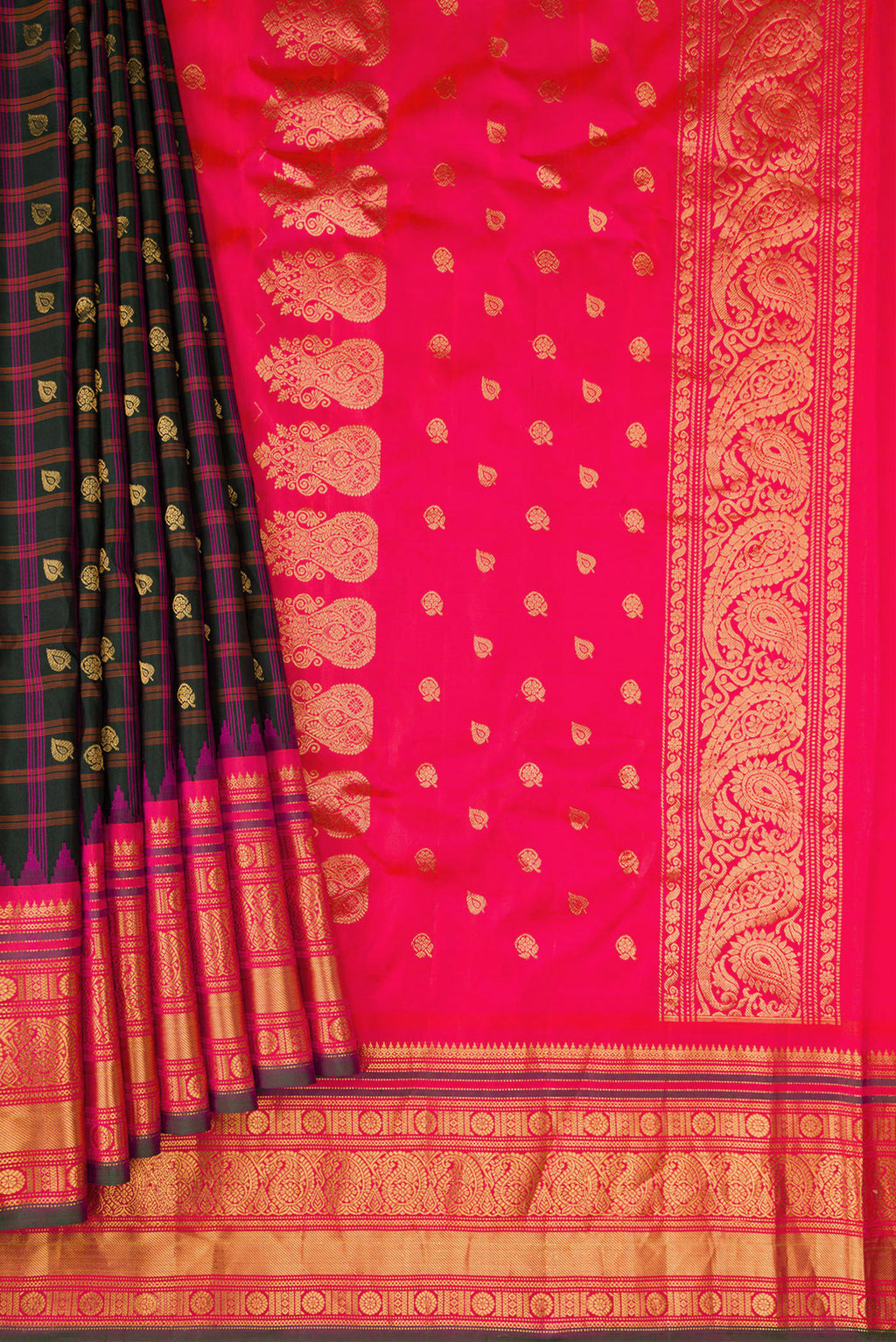 Pleats and pallu of Black Dual Tone Gadwal Silk Saree with Checked design on the body and Zari Border. 