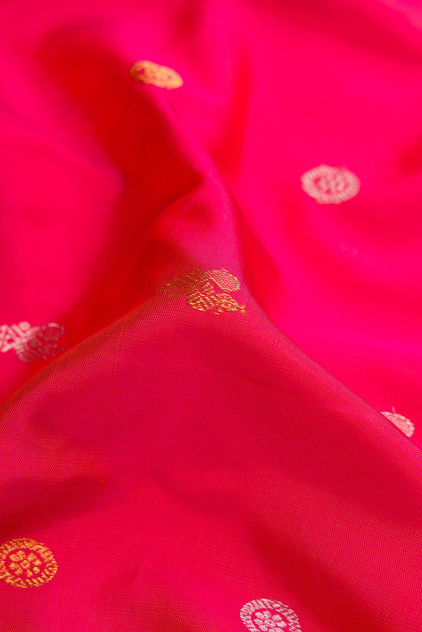 Close up of Coral Dual Tone Gadwal Silk Saree with Zari Butta on the body and Zari Border.  displaying folds