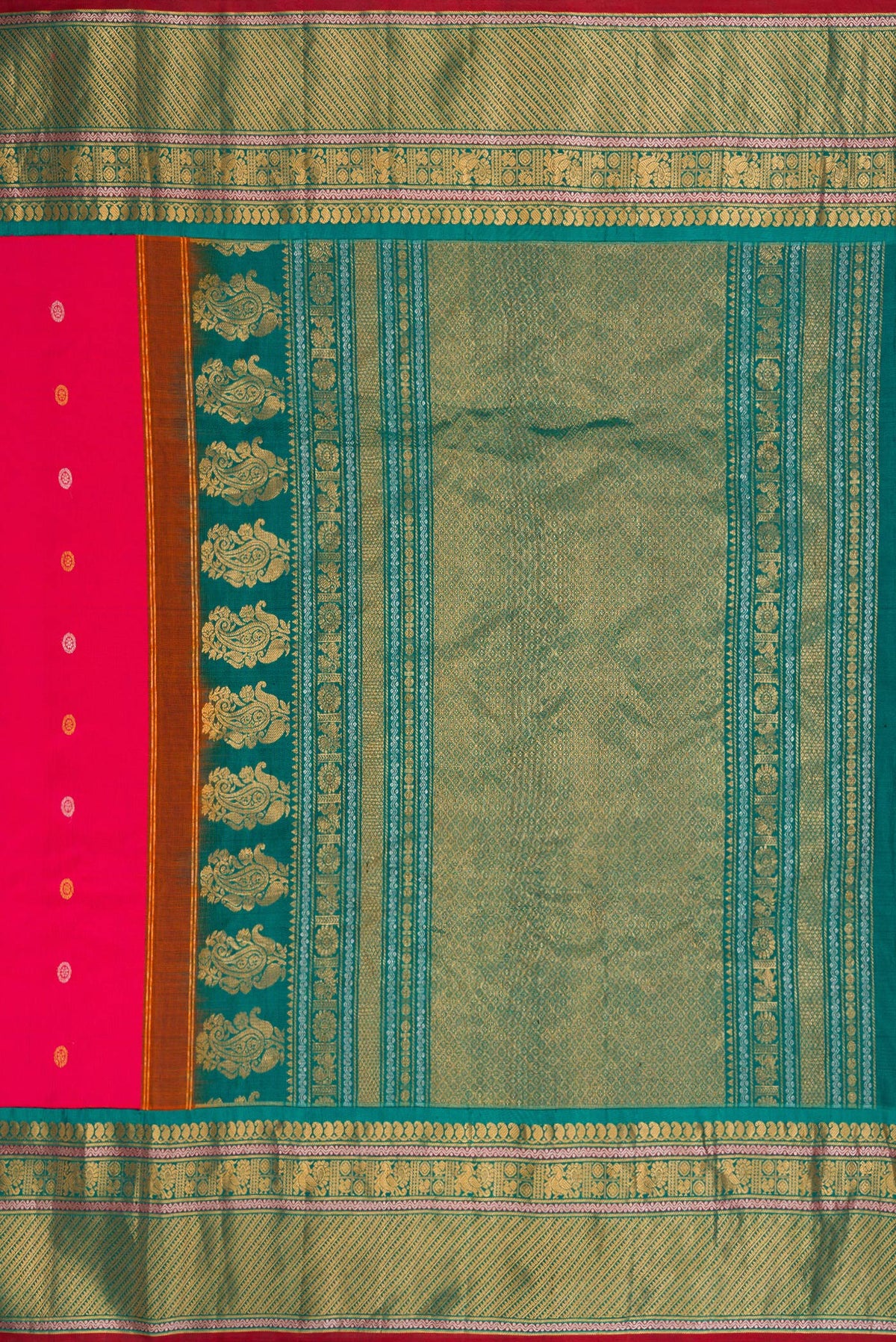 Close up image of the pallu of Coral Dual Tone Gadwal Silk Saree with Zari Butta on the body and Zari Border. 