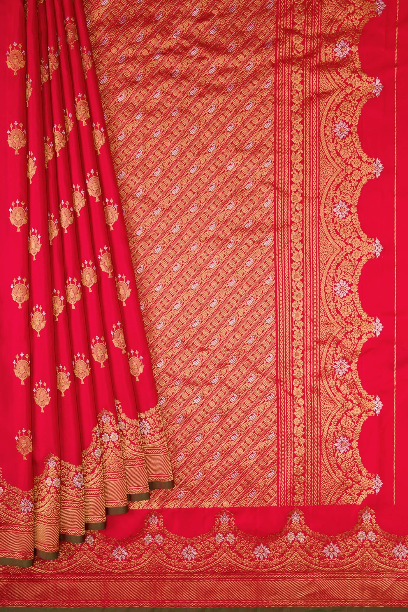Pleats and pallu of Pure Silk Pure Zari Red Dual Tone Gadwal Saree with Zari Butta on the body and Zari Border. 