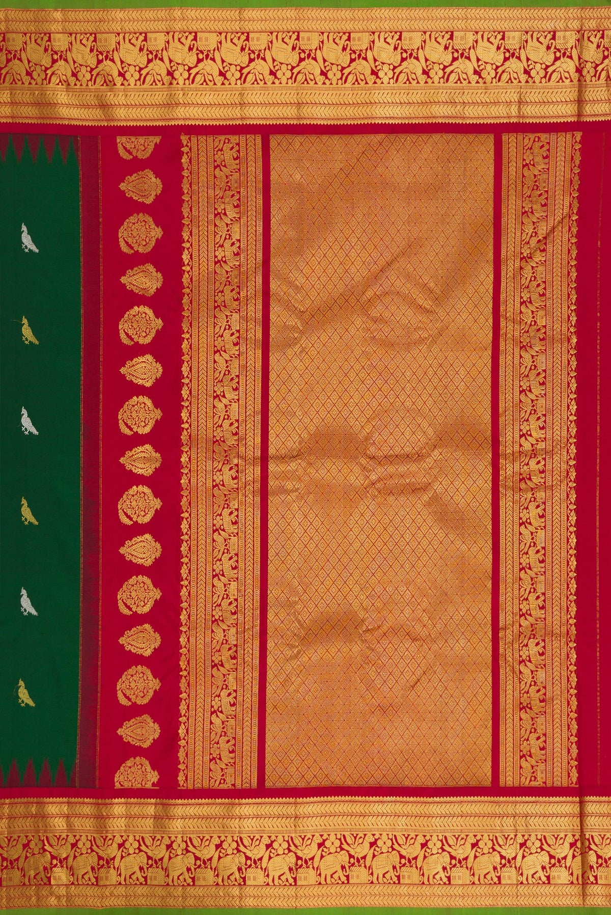 Close up image of the pallu of Green Dual Tone Gadwal Silk Saree with Zari Butta on the body and Zari Border. 