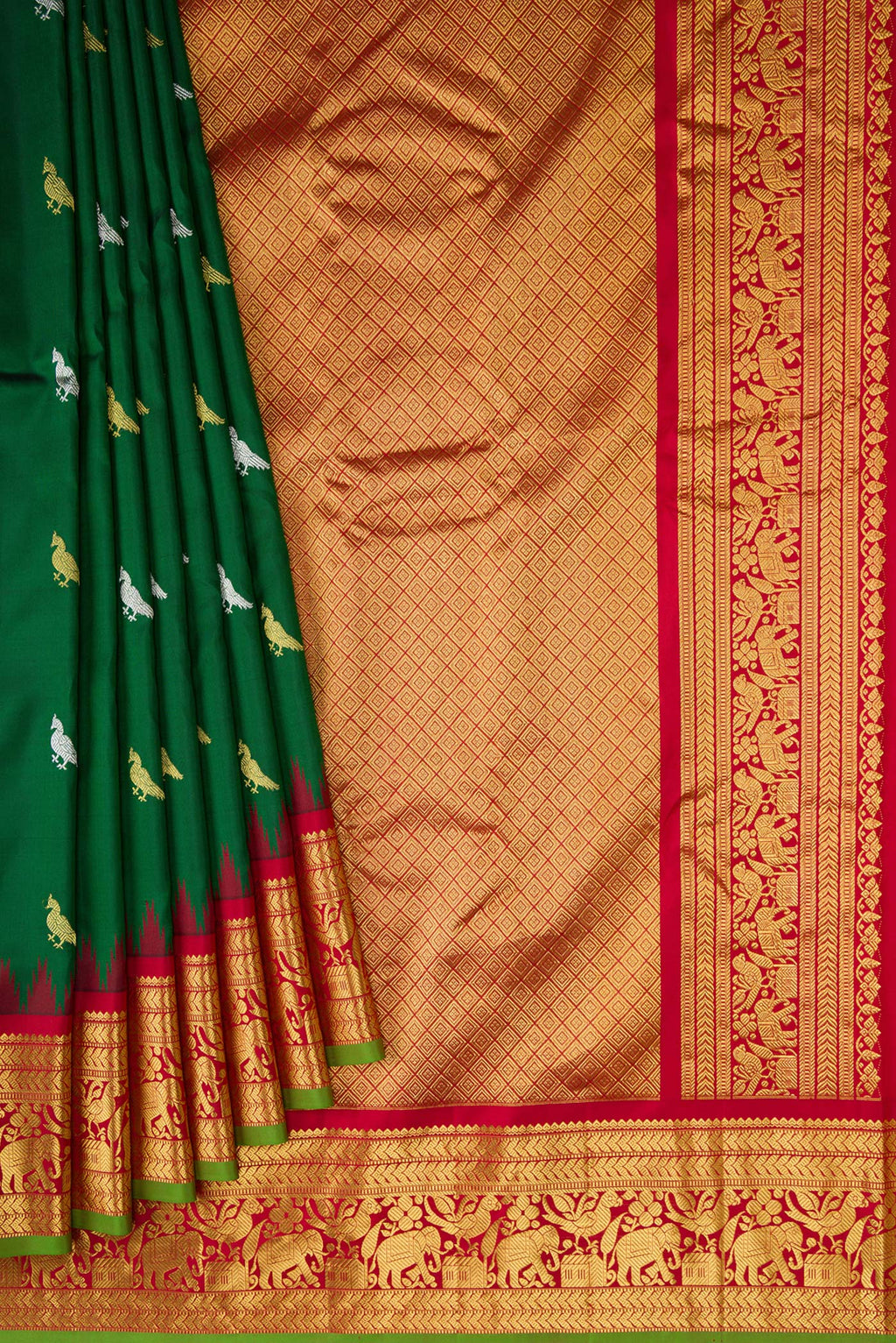 Pleats and pallu of Green Dual Tone Gadwal Silk Saree with Zari Butta on the body and Zari Border. 