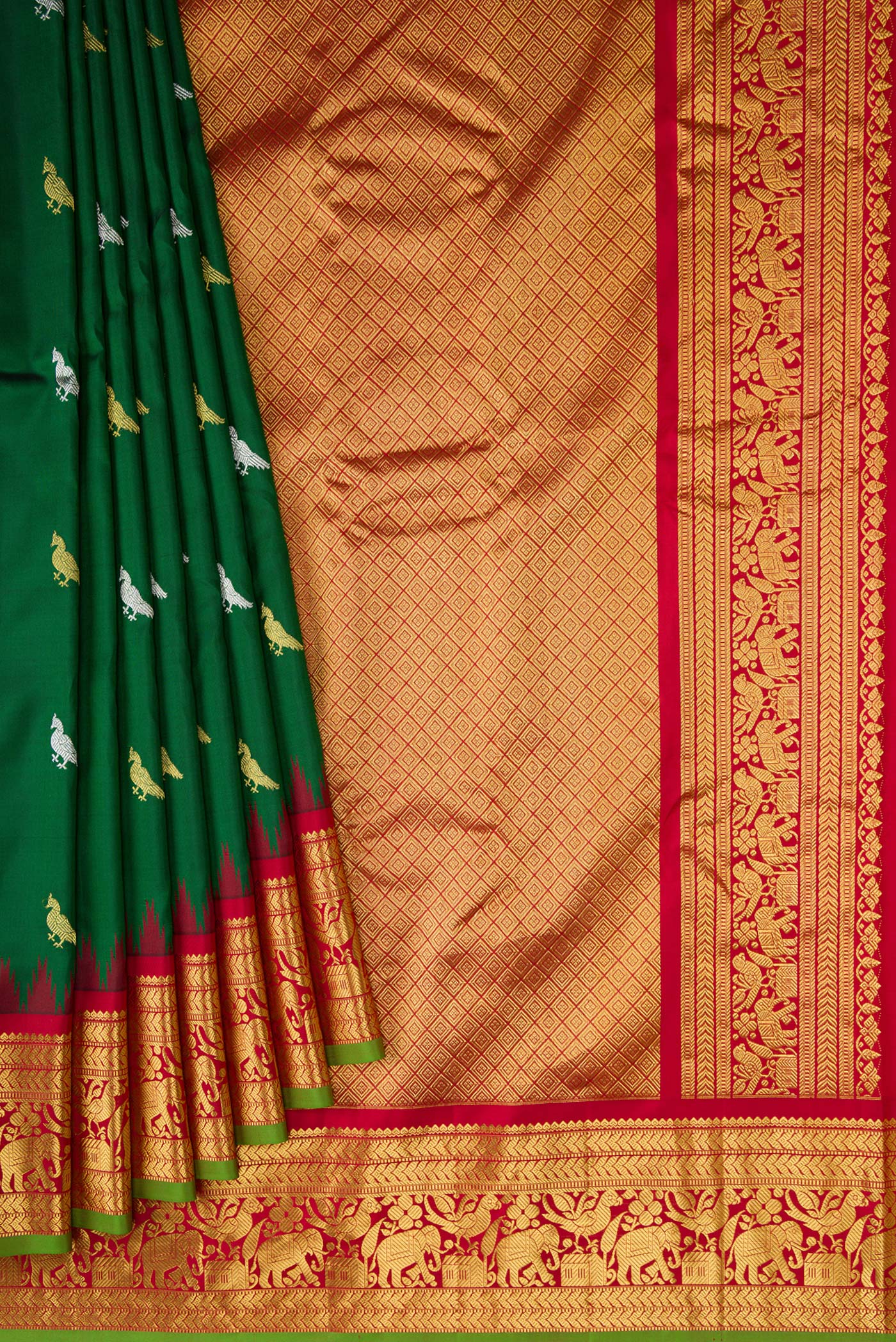 Pleats and pallu of Green Dual Tone Gadwal Silk Saree with Zari Butta on the body and Zari Border. 
