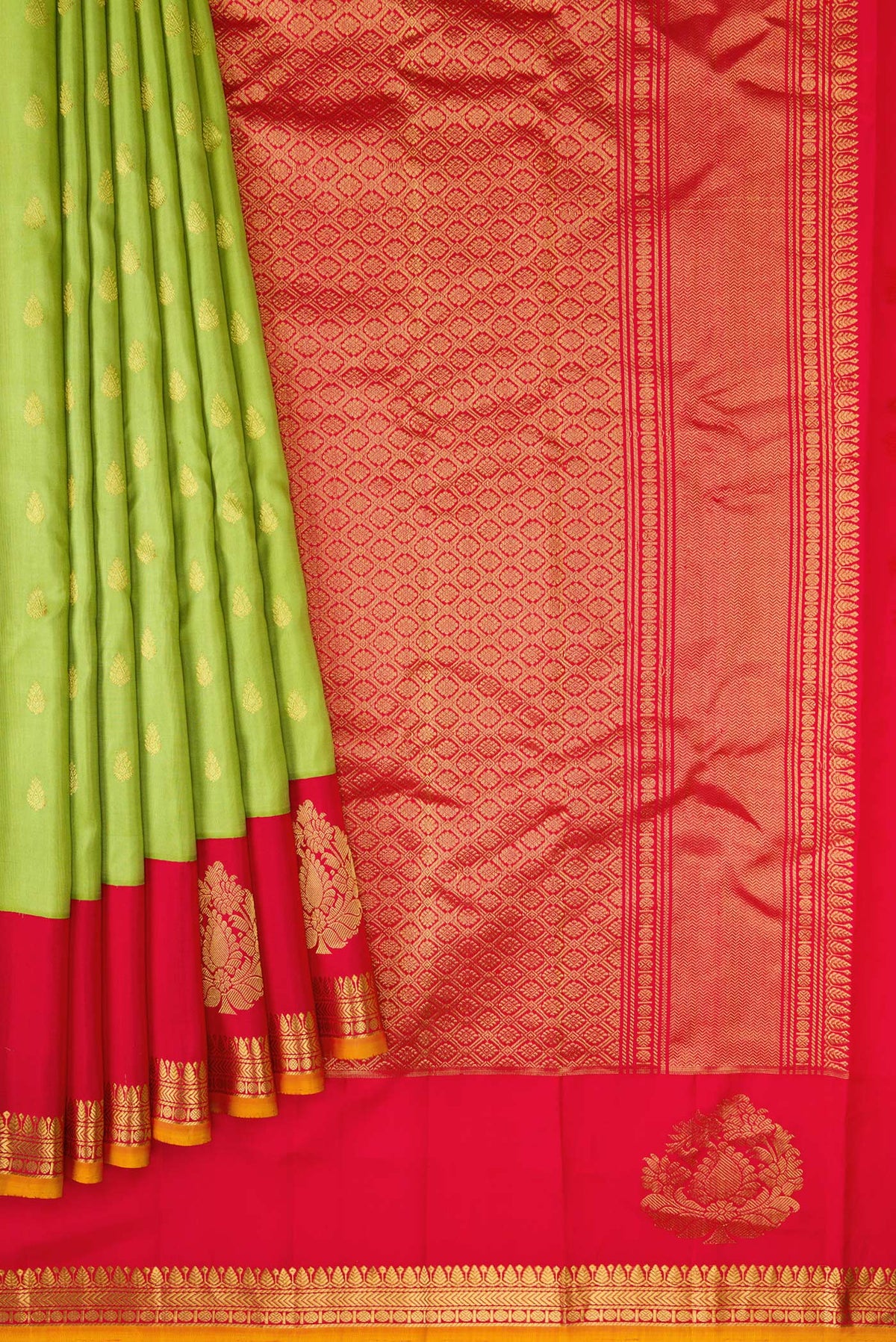 Pleats and pallu of Parrot Green Dual Tone Gadwal Silk Saree with Zari Butta on the body and Zari Border. 