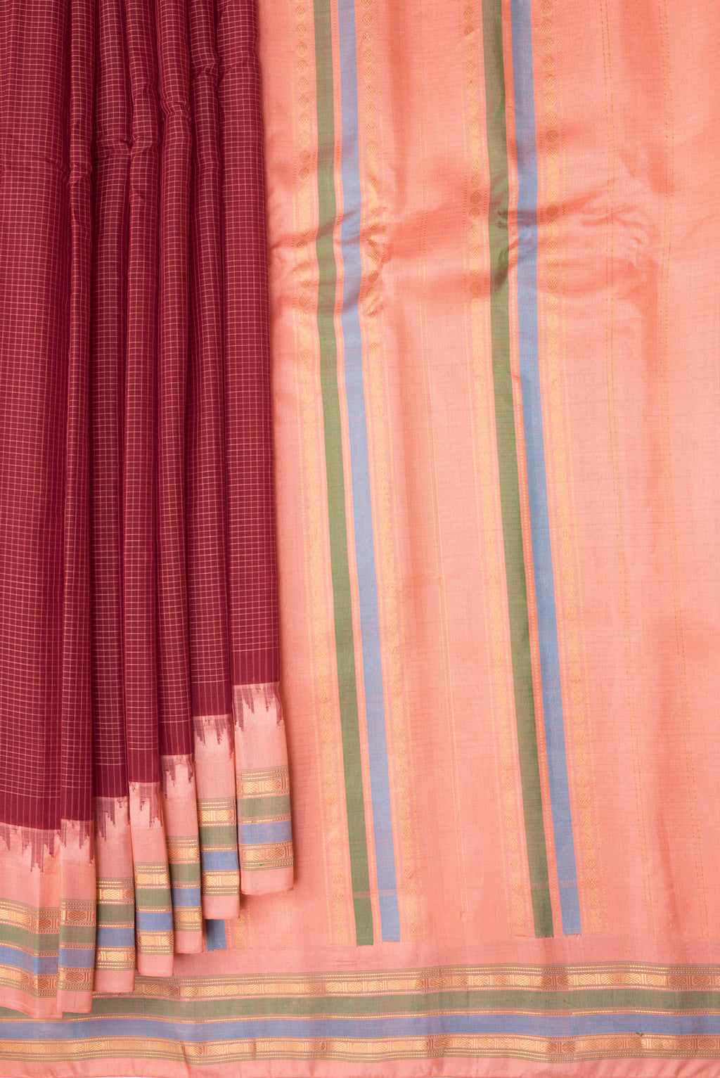 Pleats and pallu of Maroon Dual Tone Gadwal cotton Saree with Checked design on the body and Zari Border. 