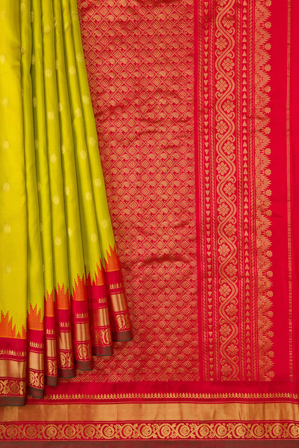 Pleats and pallu of Mehandi Green Dual Tone Gadwal Silk Saree with Zari Butta on the body and Zari Border. 