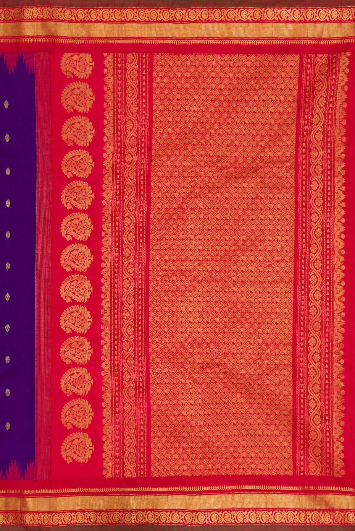 Close up image of the pallu of Purple Dual Tone Gadwal Silk Saree with Zari Butta on the body and Zari Border. 