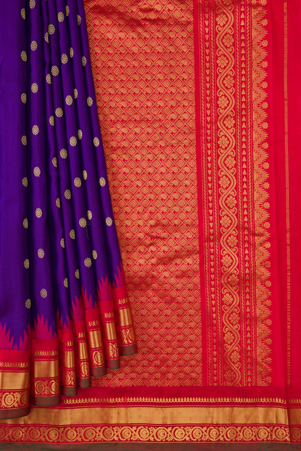 Pleats and pallu of Purple Dual Tone Gadwal Silk Saree with Zari Butta on the body and Zari Border. 