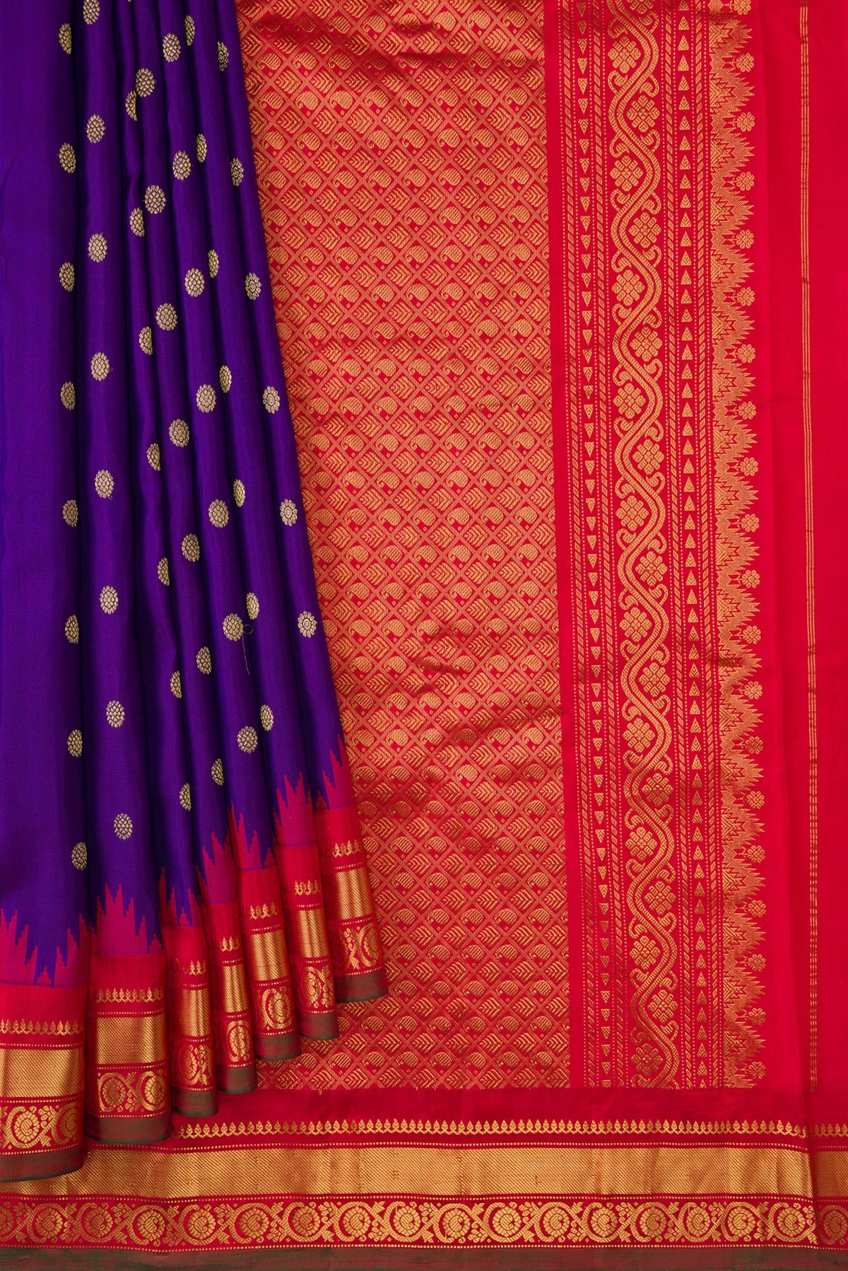 Pleats and pallu of Purple Dual Tone Gadwal Silk Saree with Zari Butta on the body and Zari Border. 