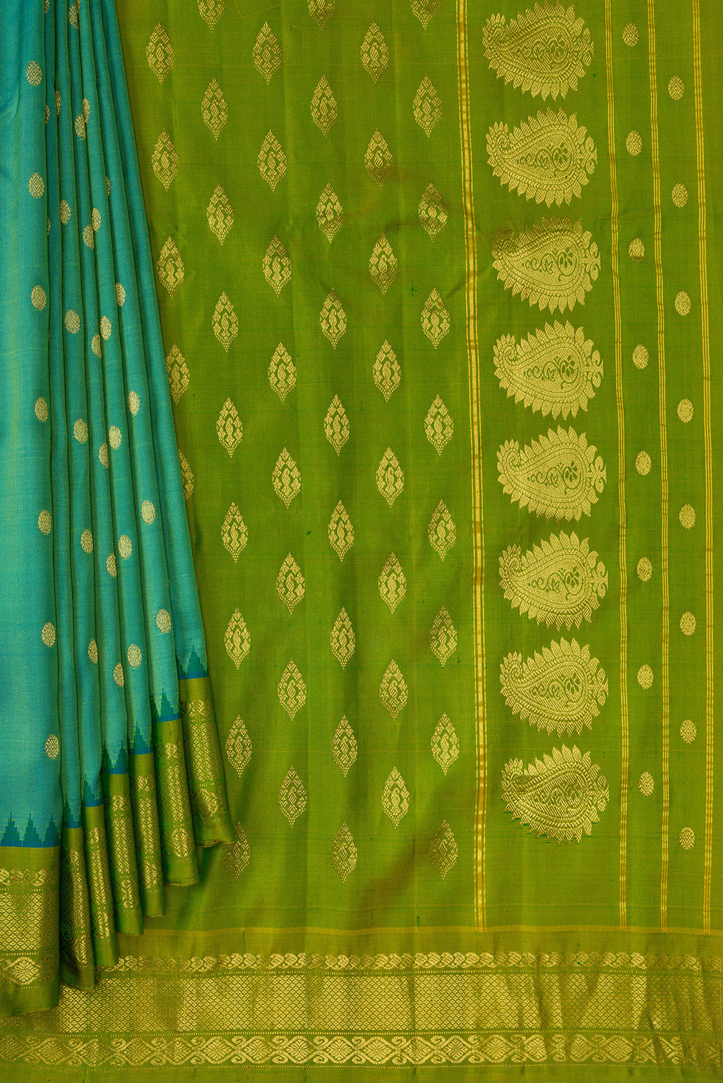 Pleats and pallu of Green Dual Tone Gadwal Silk Saree with Zari Butta on the body and Zari Border. 