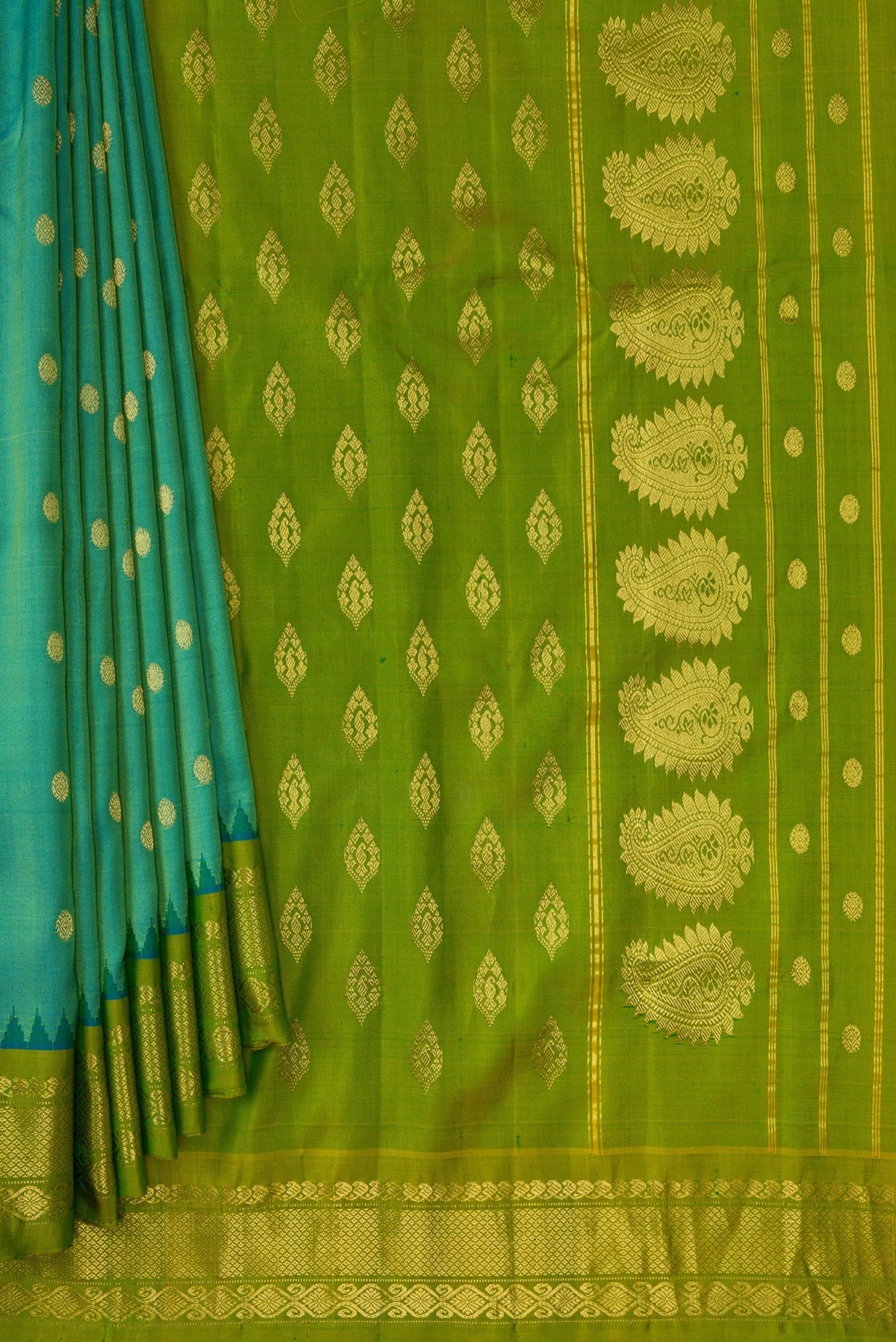 Pleats and pallu of Green Dual Tone Gadwal Silk Saree with Zari Butta on the body and Zari Border. 