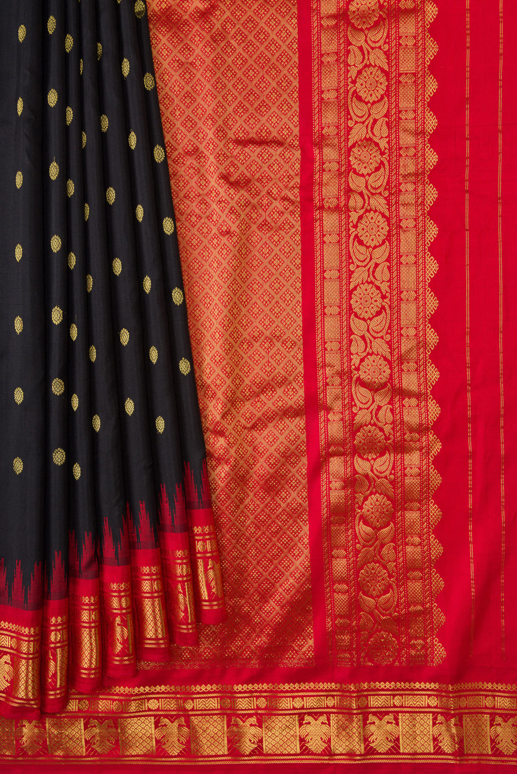 Pleats and pallu of Black Dual Tone Gadwal Silk Saree with Zari Butta on the body and Zari Border. 
