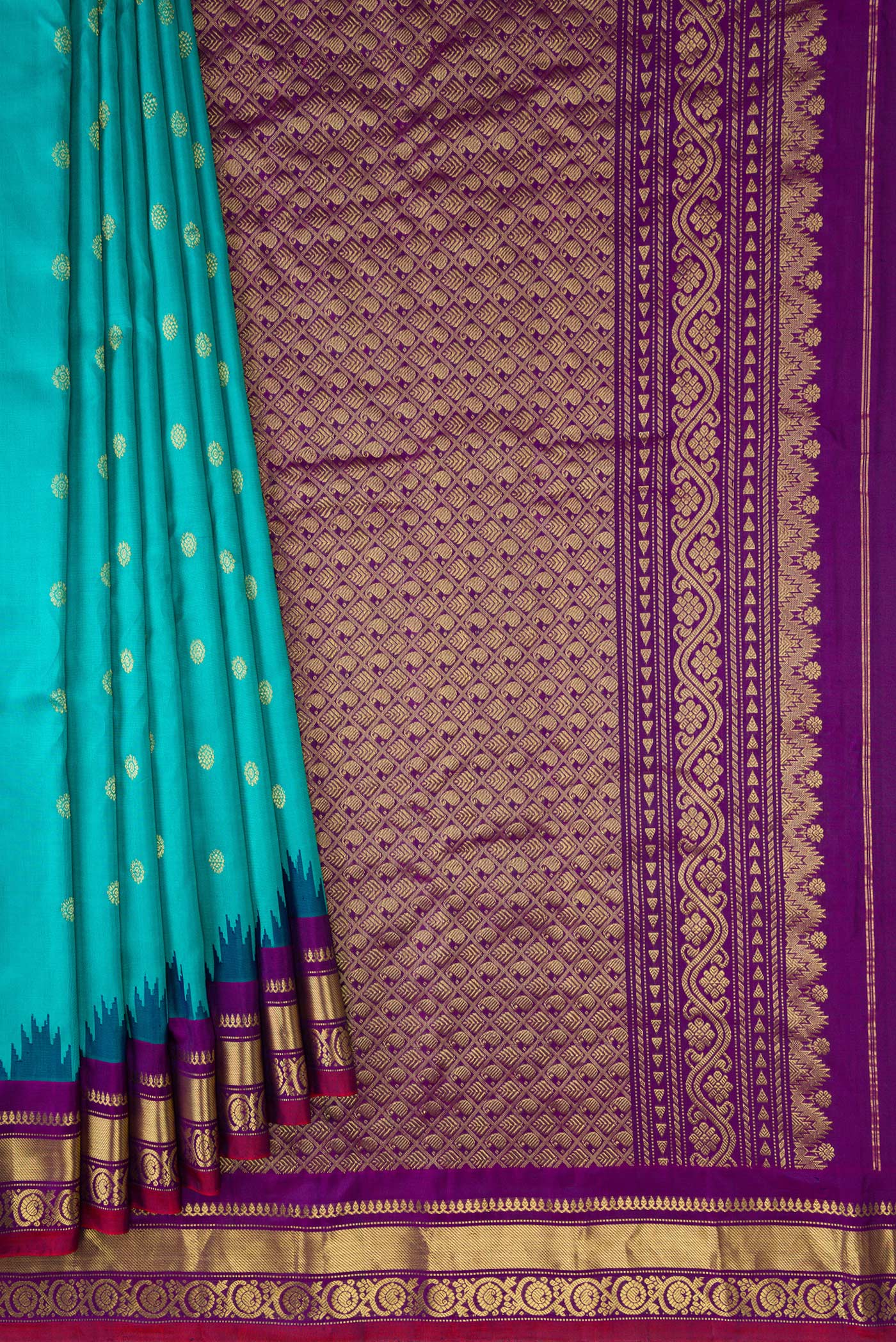 Pleats and pallu of Maya Blue Dual Tone Gadwal Silk Saree with Zari Butta on the body and Zari Border. 