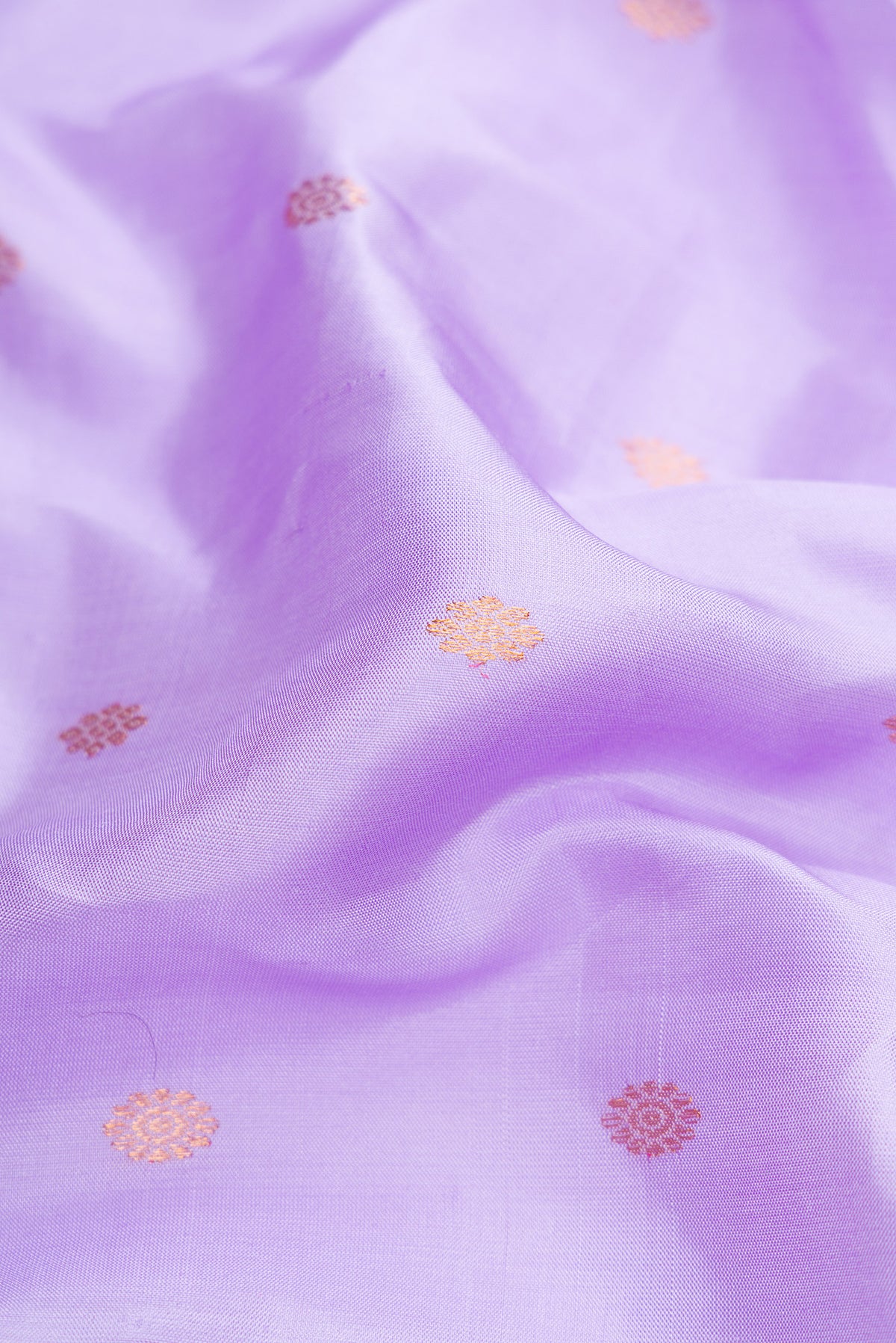 Close up of Lavender Dual Tone Gadwal Silk Saree with Zari Butta on the body and Zari Border.  displaying folds
