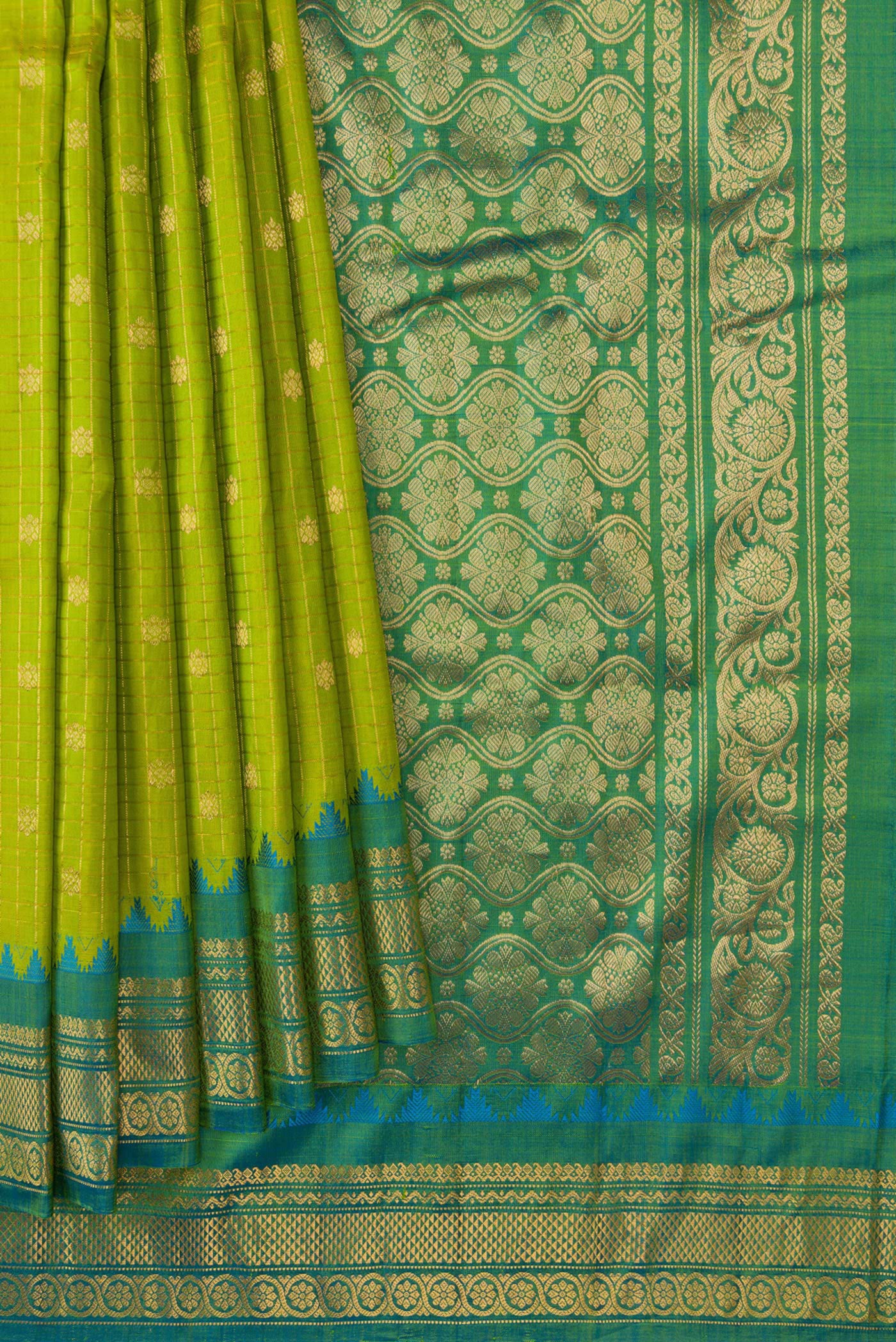 Pleats and pallu of Green Dual Tone Gadwal Silk Saree with Zari Butta on the body and Zari Border. 