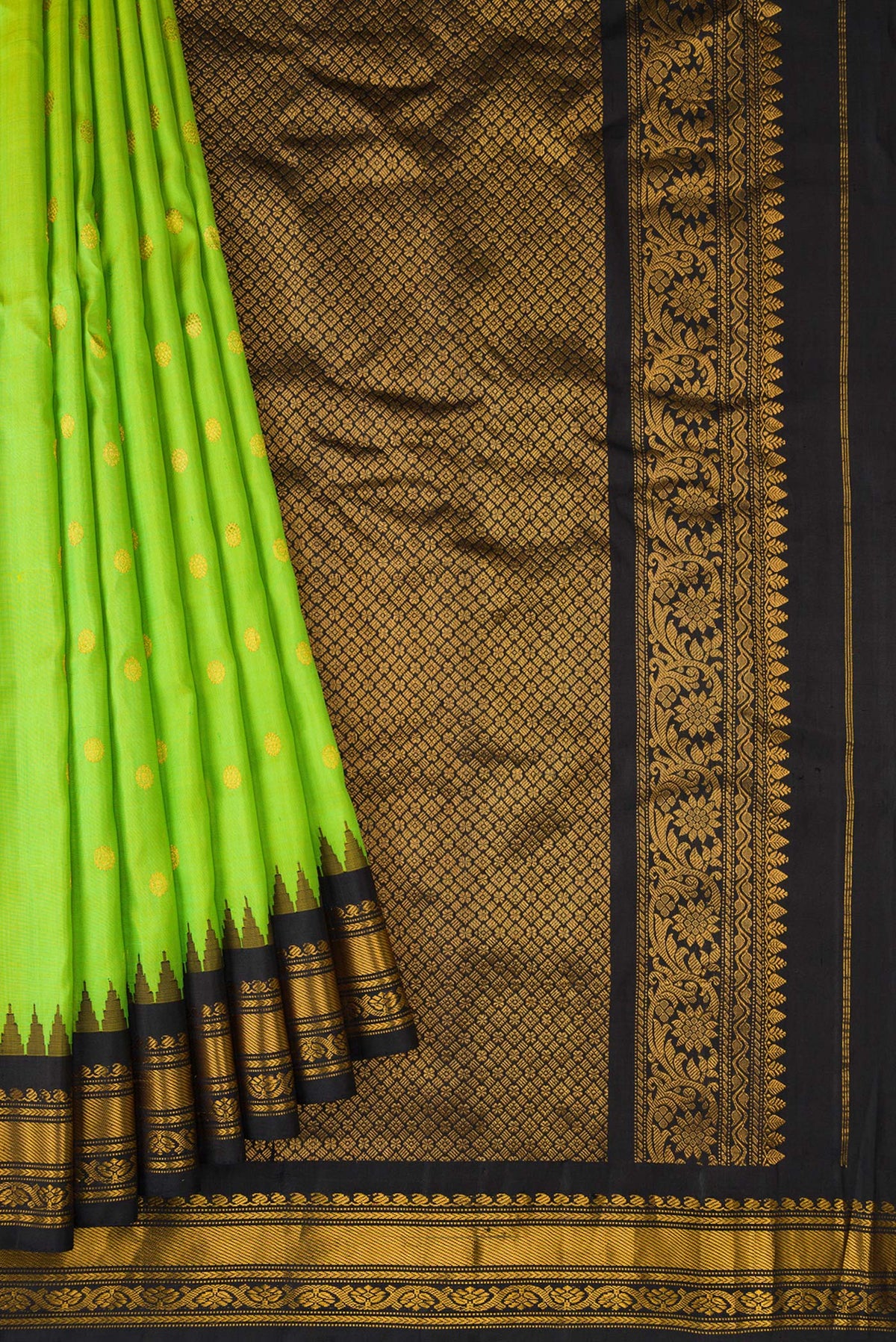 Pleats and pallu of Parrot Green Dual Tone Gadwal Silk Saree with Zari Butta on the body and Zari Border. 