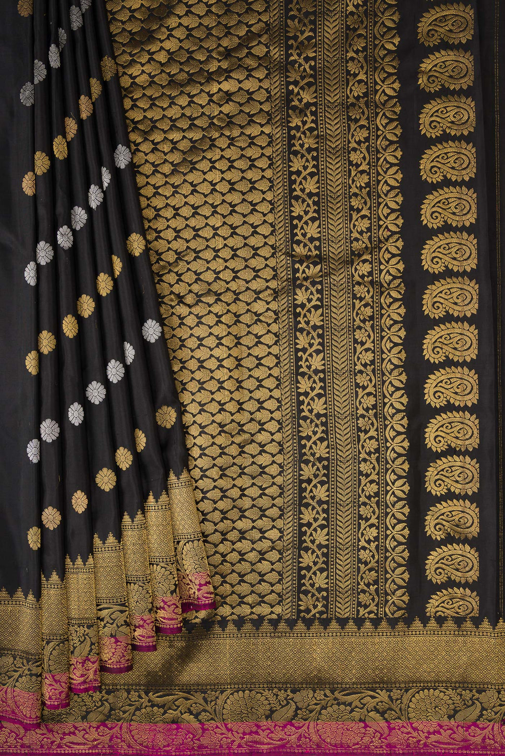 Pleats and pallu of Black Dual Tone Gadwal Silk Saree with Zari Butta on the body and Zari Border. 
