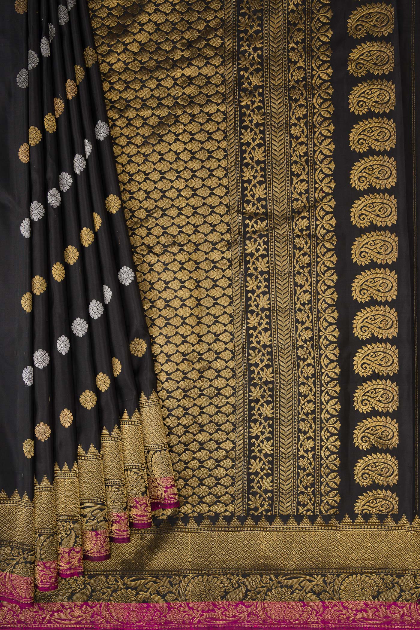 Pleats and pallu of Black Dual Tone Gadwal Silk Saree with Zari Butta on the body and Zari Border. 