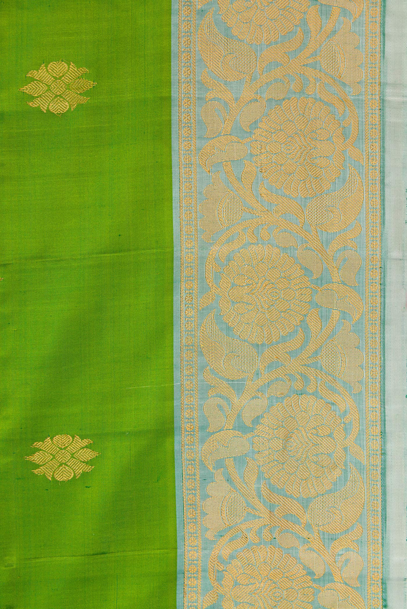 Border image of Green Dual Tone Gadwal Silk Saree with Zari Butta on the body and Zari Border. 
