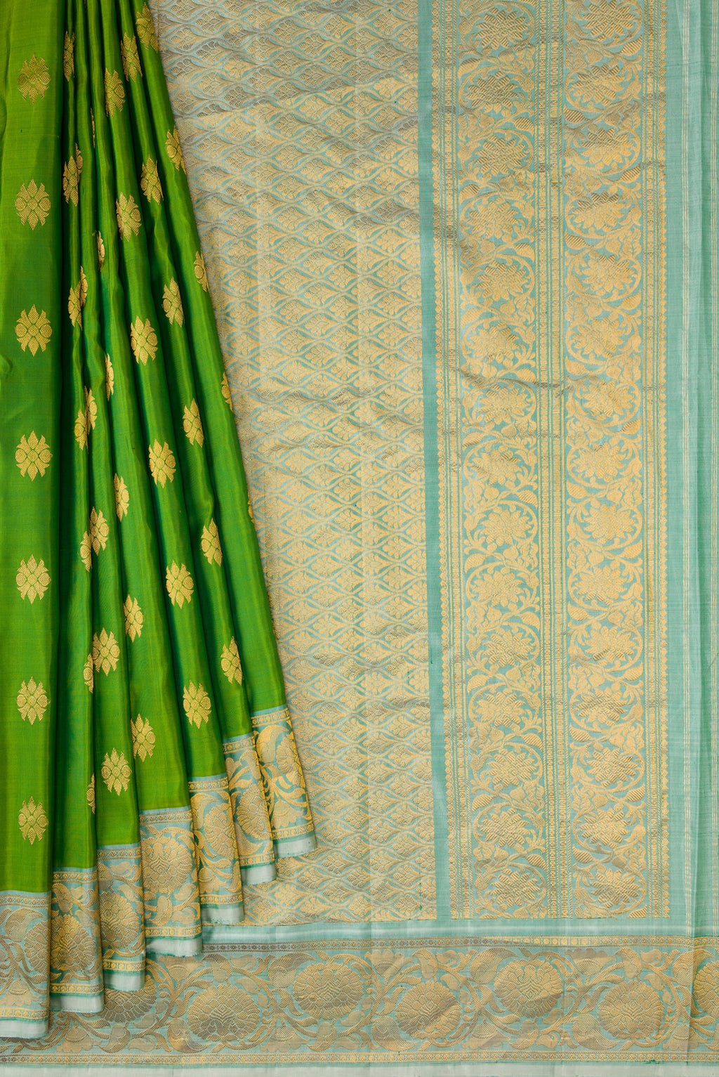 Pleats and pallu of Green Dual Tone Gadwal Silk Saree with Zari Butta on the body and Zari Border. 