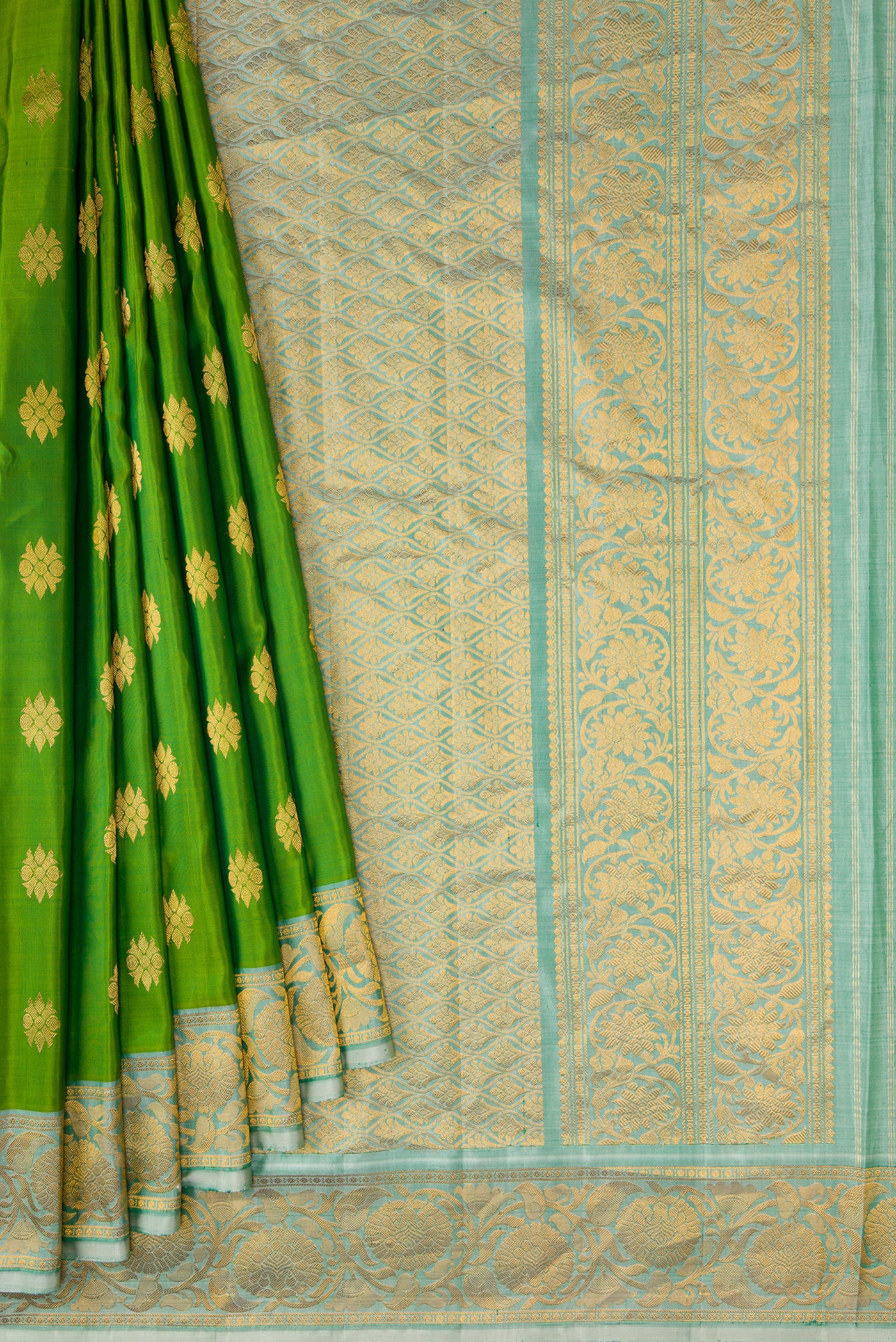 Pleats and pallu of Green Dual Tone Gadwal Silk Saree with Zari Butta on the body and Zari Border. 