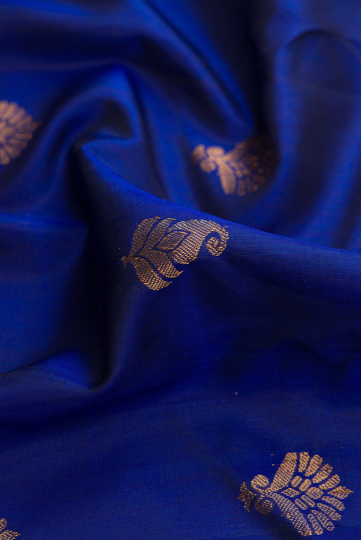 Close up of Royal Blue Dual Tone Gadwal Silk Saree with Zari Butta on the body and Zari Border.  displaying folds