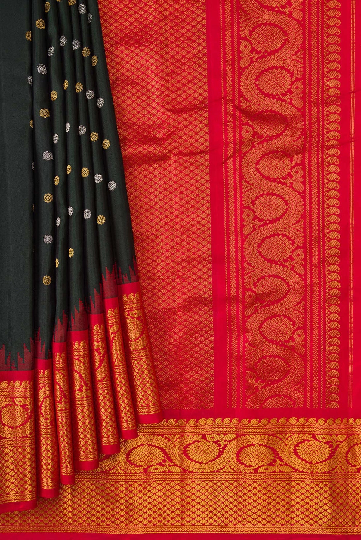Pleats and pallu of Bottle Green Dual Tone Gadwal Silk Saree with Zari Butta on the body and Zari Border. 