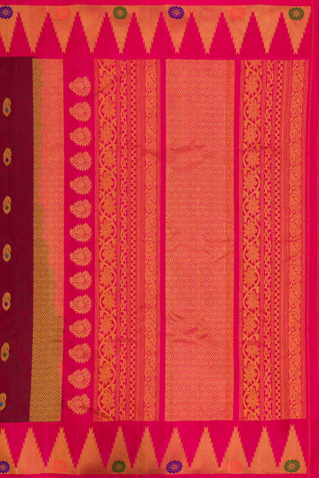 Close up image of the pallu of Maroon Dual Tone Gadwal Silk Saree with Zari And Thread Butta on the body and Zari Border. 
