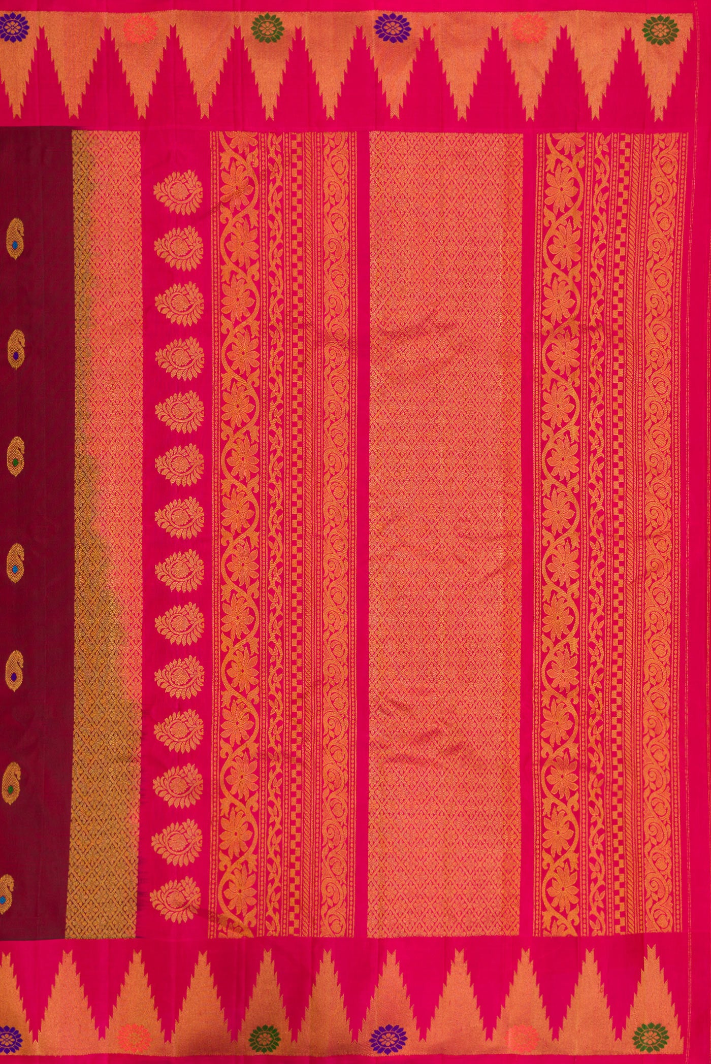 Close up image of the pallu of Maroon Dual Tone Gadwal Silk Saree with Zari And Thread Butta on the body and Zari Border. 