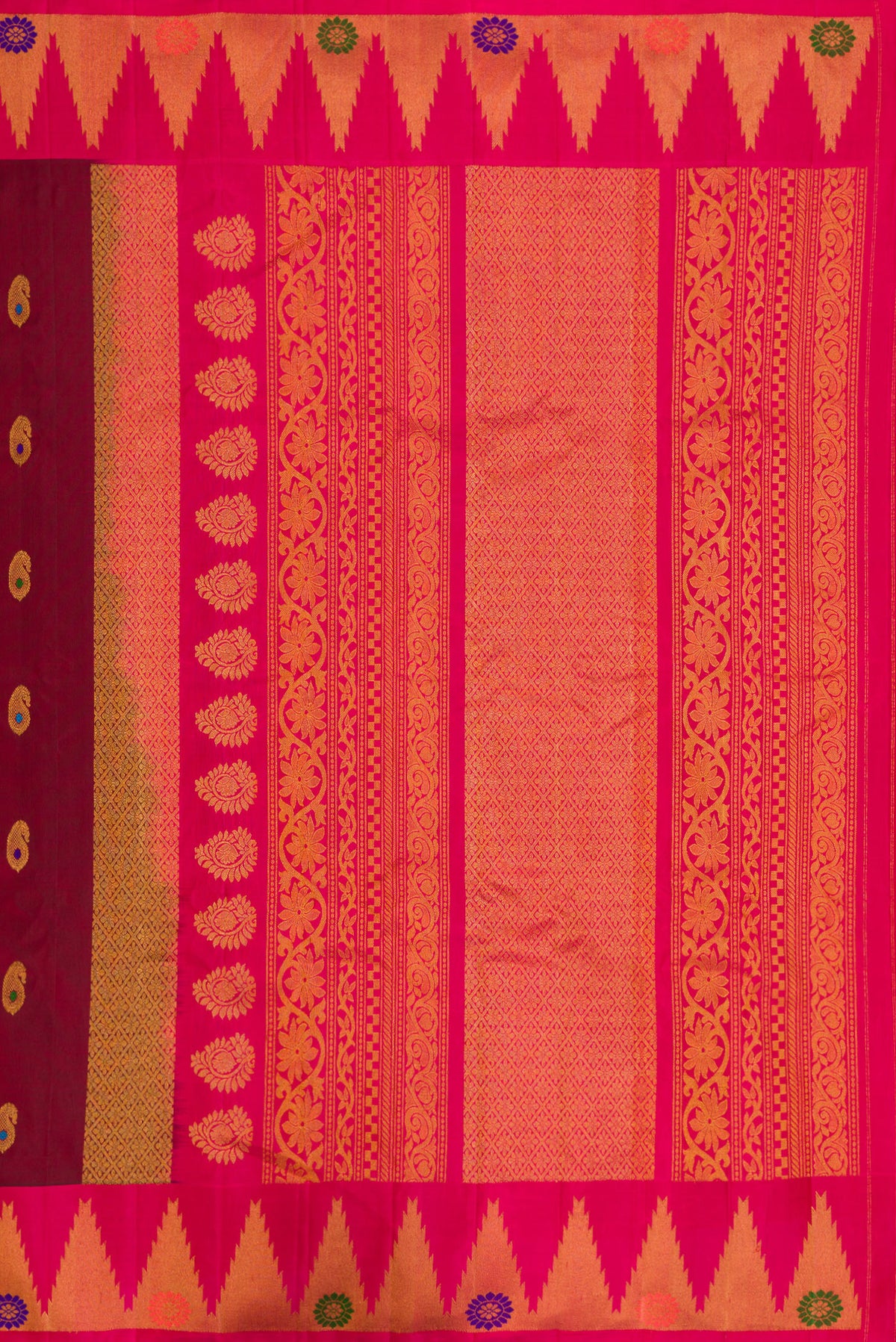 Close up image of the pallu of Maroon Dual Tone Gadwal Silk Saree with Zari And Thread Butta on the body and Zari Border. 