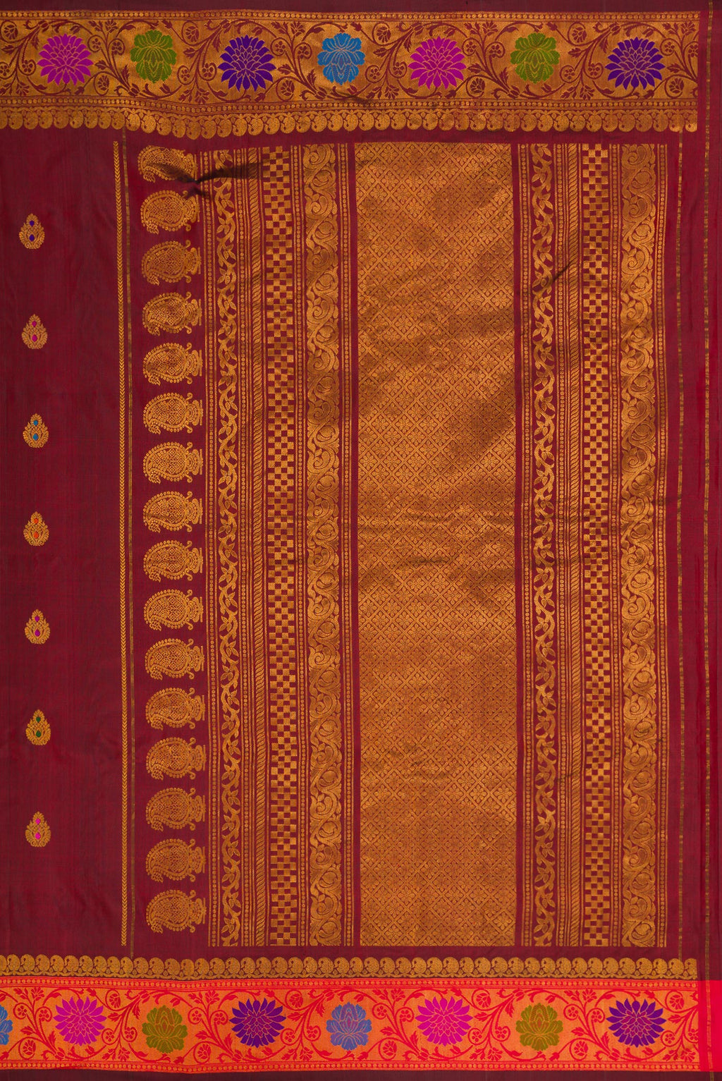Close up image of the pallu of Maroon Dual Tone Gadwal Silk Saree with Zari Butta on the body and Zari And Thread Border. 