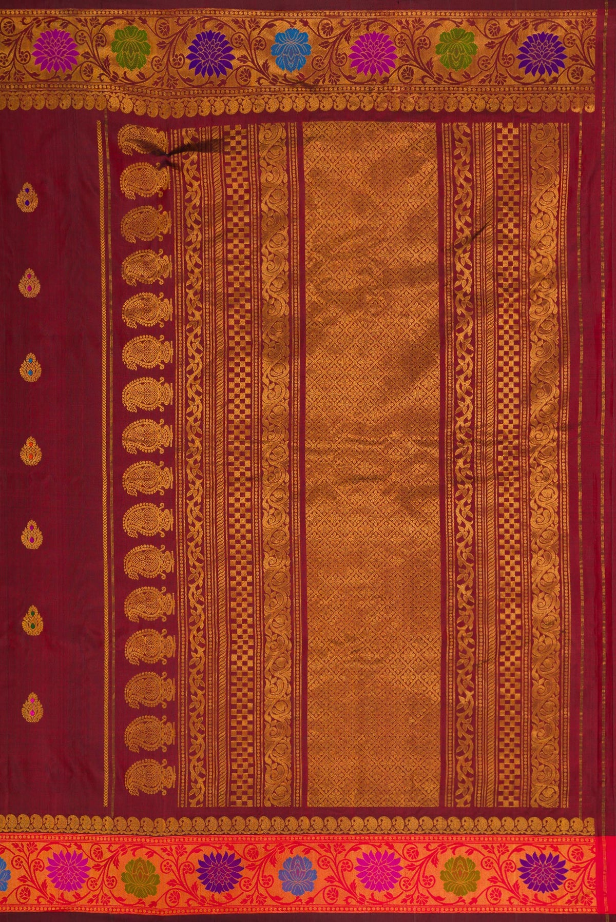 Close up image of the pallu of Maroon Dual Tone Gadwal Silk Saree with Zari Butta on the body and Zari And Thread Border. 