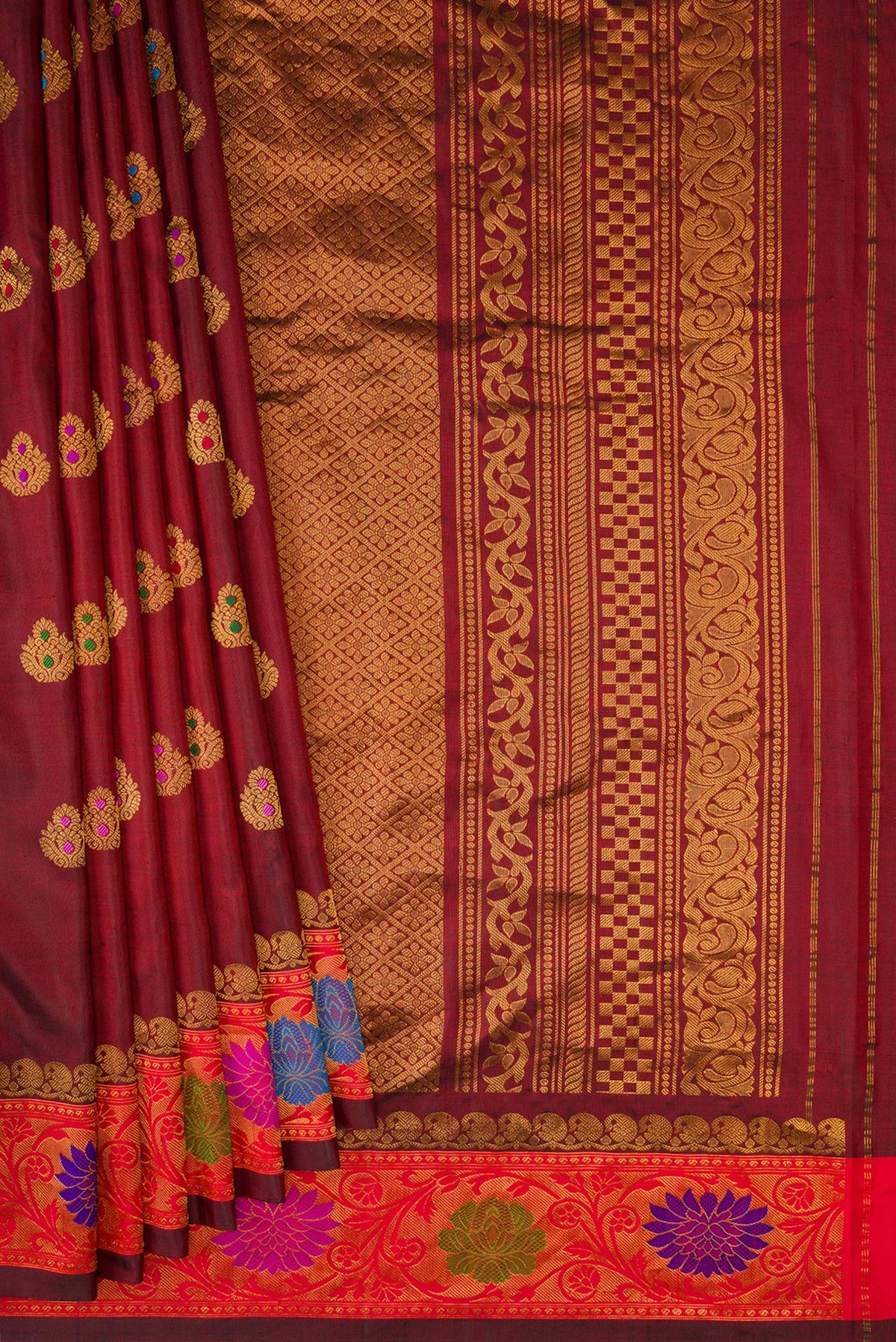 Pleats and pallu of Maroon Dual Tone Gadwal Silk Saree with Zari Butta on the body and Zari And Thread Border. 