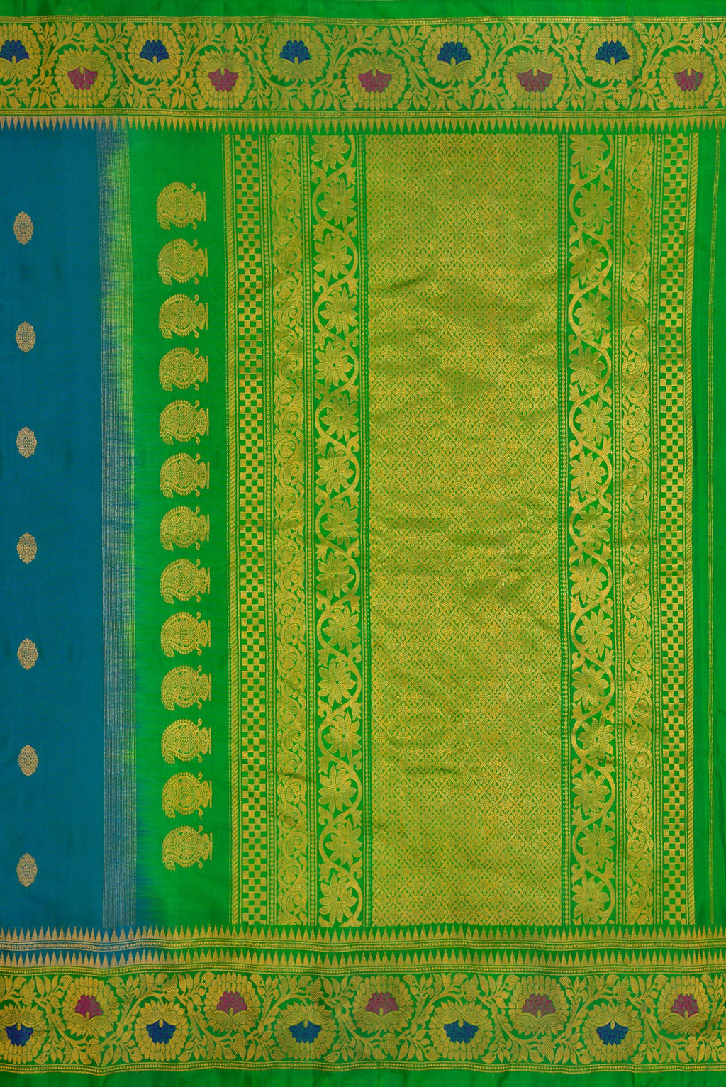 Close up image of the pallu of Peacock Blue Dual Tone Gadwal Silk Saree with Zari Butta on the body and Zari Border. 
