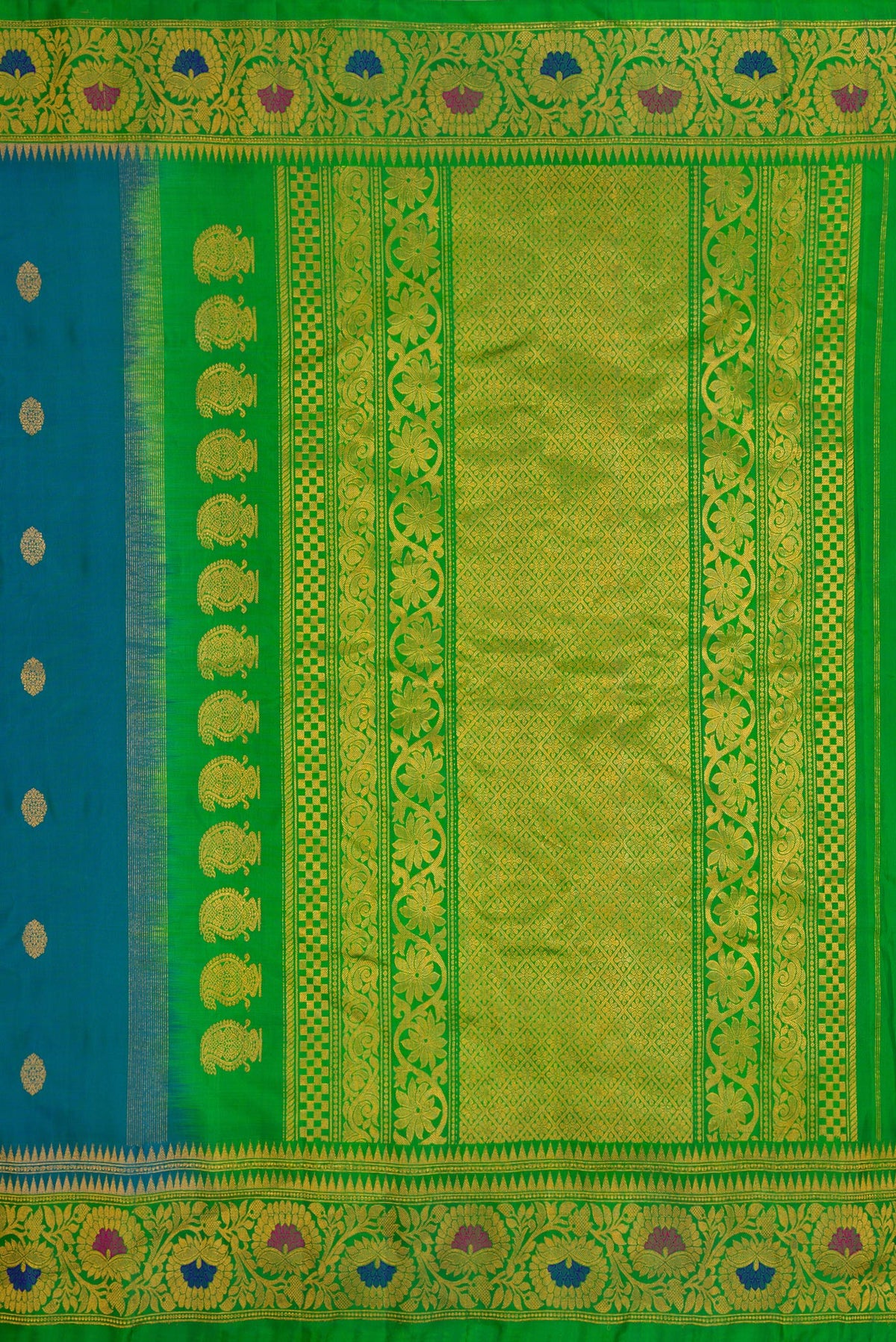 Close up image of the pallu of Peacock Blue Dual Tone Gadwal Silk Saree with Zari Butta on the body and Zari Border. 