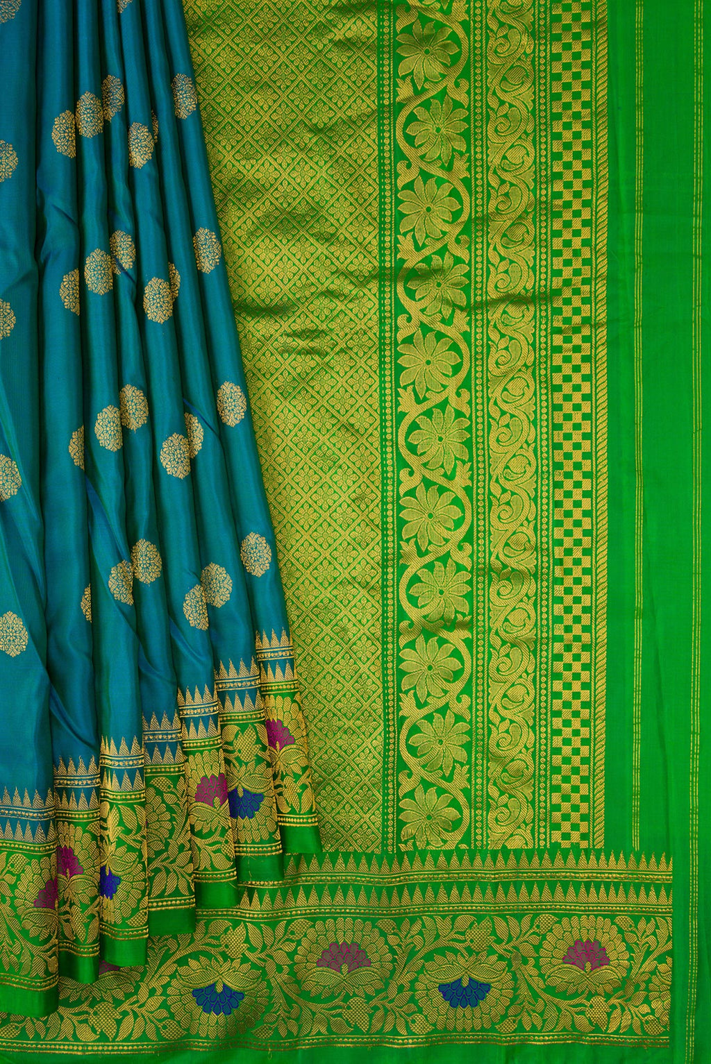 Pleats and pallu of Peacock Blue Dual Tone Gadwal Silk Saree with Zari Butta on the body and Zari Border. 