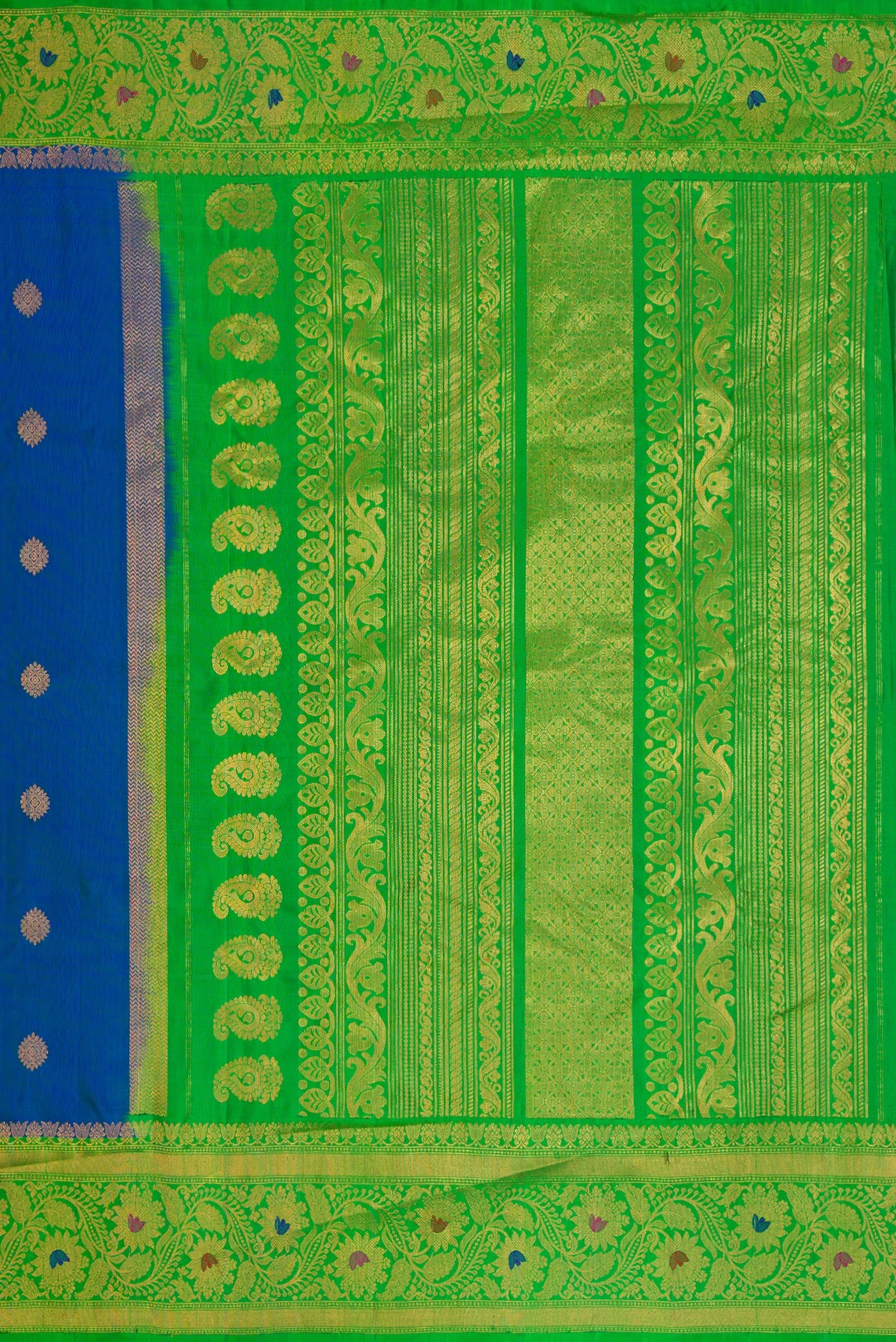 Close up image of the pallu of Peacock Blue Dual Tone Gadwal Silk Saree with Zari Butta on the body and Zari Border. 