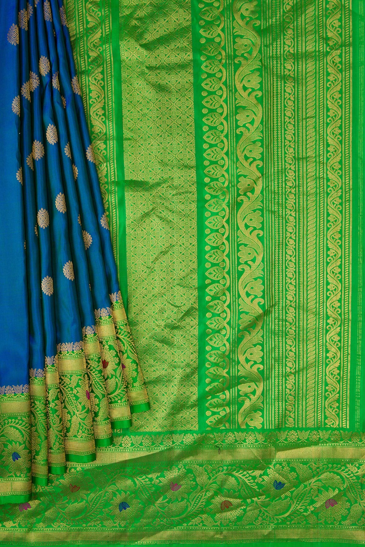 Pleats and pallu of Peacock Blue Dual Tone Gadwal Silk Saree with Zari Butta on the body and Zari Border. 
