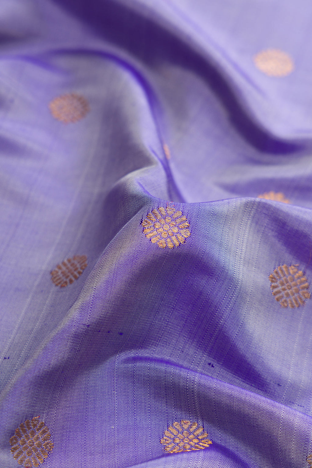 Close up of Lilac Dual Tone Gadwal Silk Saree with Zari Butta on the body and Paithani Border.  displaying folds