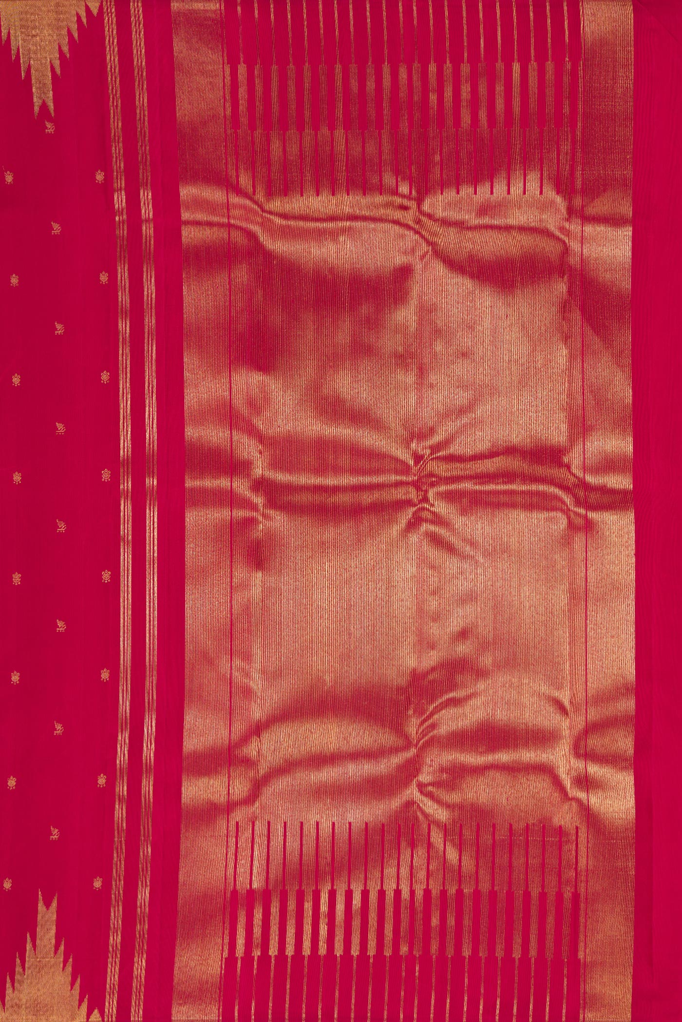 Close up image of the pallu of Maroon Dual Tone Kanchipuram Silk Saree with Zari Butta on the body and Temple Border. 