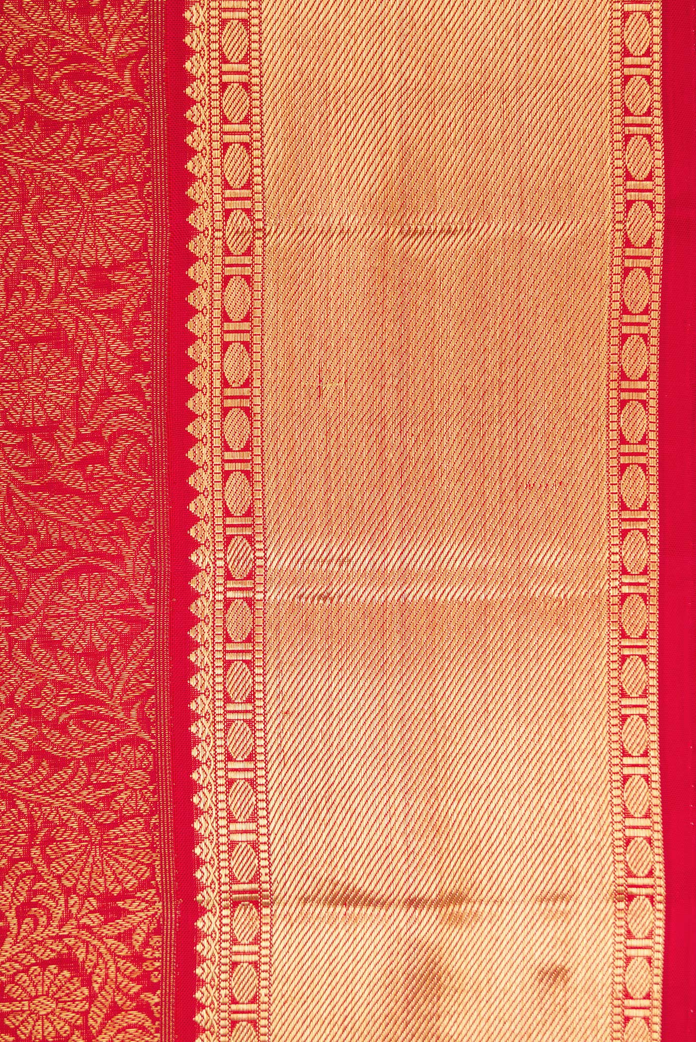 Border image of Dark Pink Dual Tone Kanchipuram Silk Saree with Zari Brocade on the body and Zari Border. 