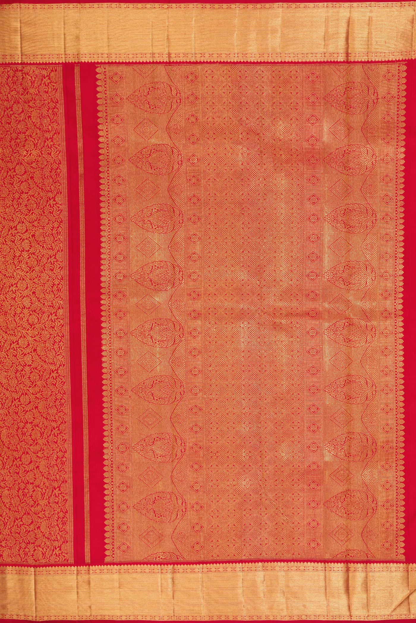 Close up image of the pallu of Dark Pink Dual Tone Kanchipuram Silk Saree with Zari Brocade on the body and Zari Border. 