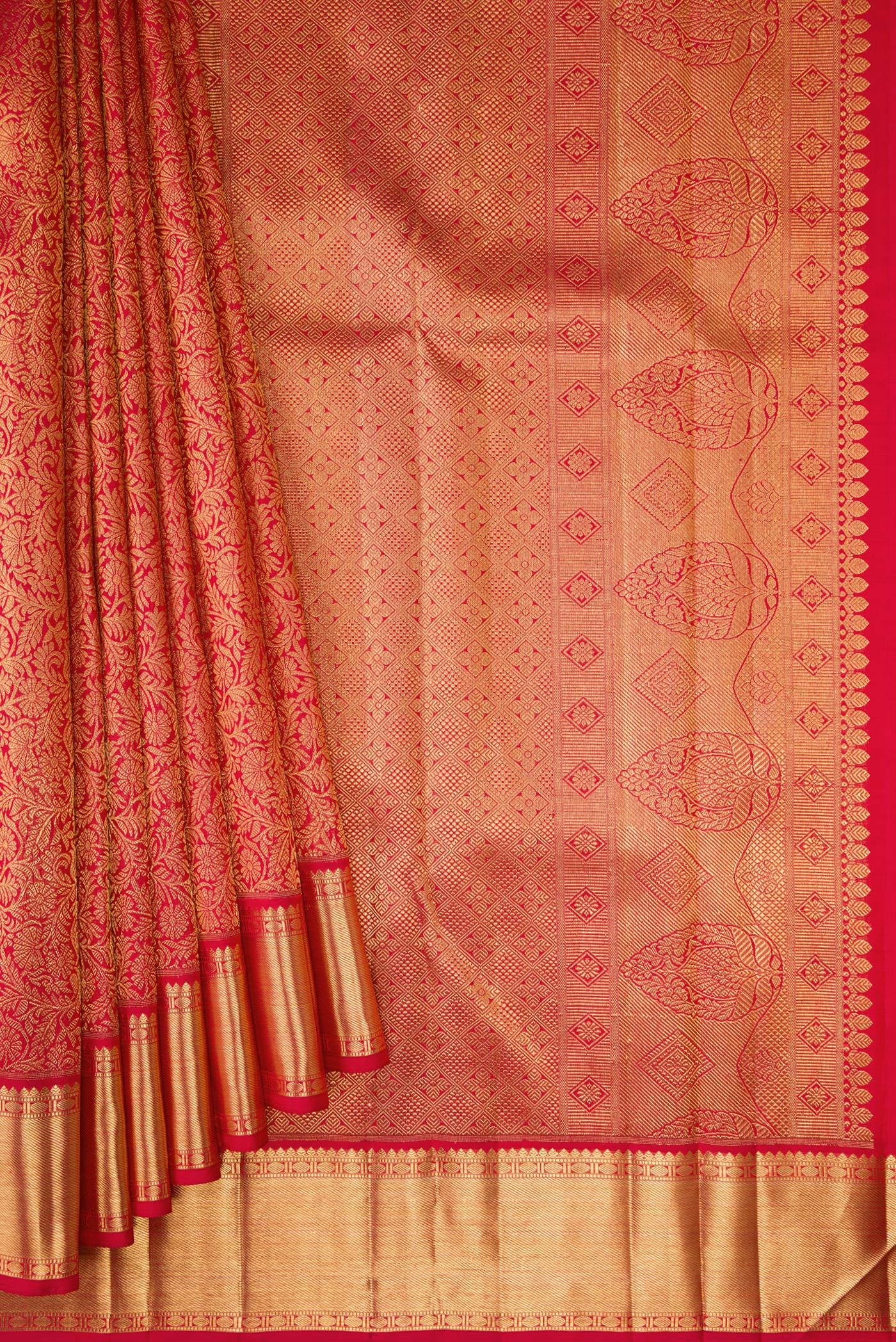 Pleats and pallu of Dark Pink Dual Tone Kanchipuram Silk Saree with Zari Brocade on the body and Zari Border. 